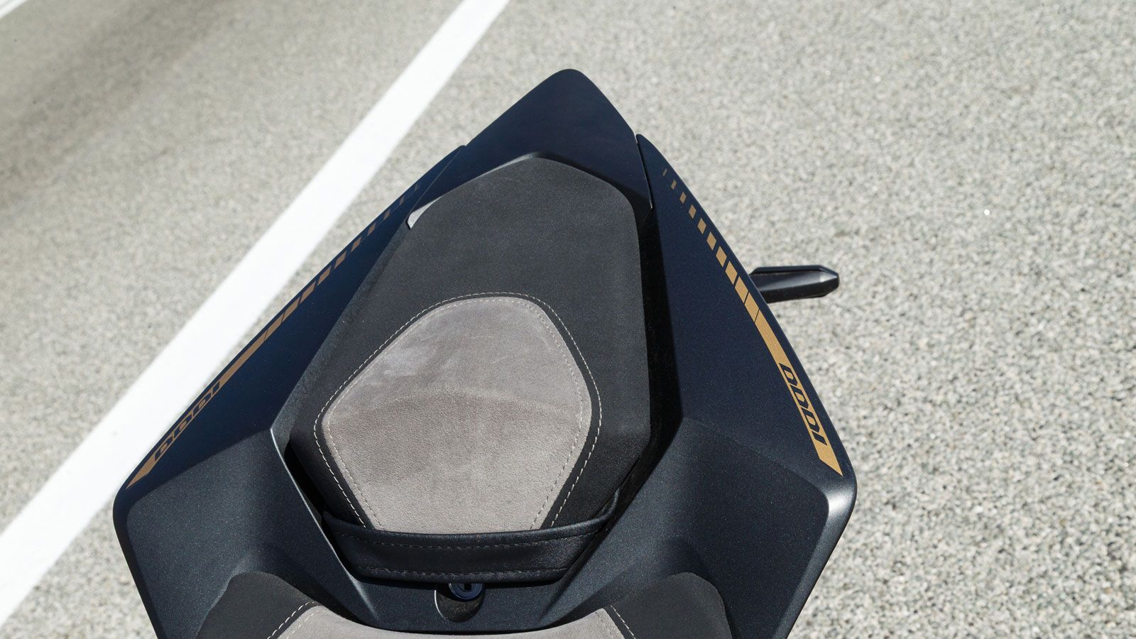 Η σέλα του συνεπιβάτη βρίσκεται ψηλότερα από του αναβάτη, με επαρκή επιφάνεια αλλά αρκετά ψηλά μαρσπιέ, κάτι που μπορεί να κουράσει τα πόδια ύστερα απ