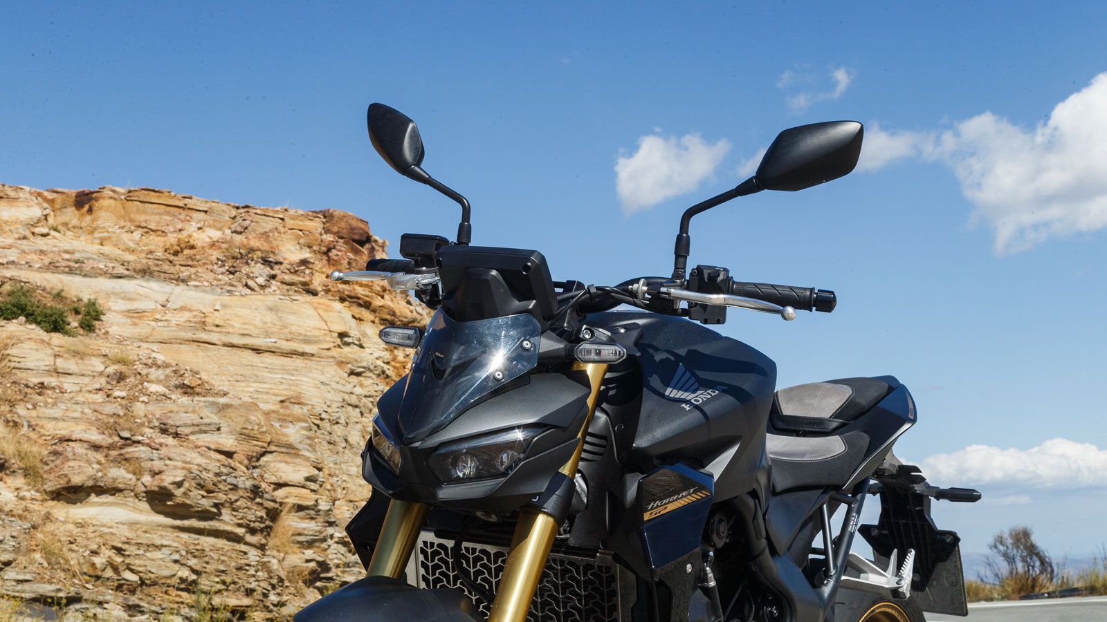 Το εμπρός τμήμα χαρακτηρίζεται από τον διπλό LED προβολέα, με τα φώτα ημέρας να σχηματίζουν το βλέμμα μιας επιθετικής «σφήκας». 