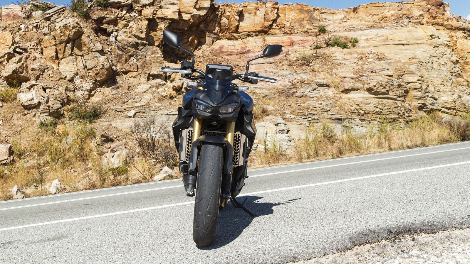 Το ρεζερβουάρ, φουσκωμένο και γωνιώδες, προσθέτει όγκο και δυναμισμό, ενώ το κοφτερό πίσω τμήμα συνεχίζει τη ροή σαν φυσική συνέχεια του σώματος. Η ου