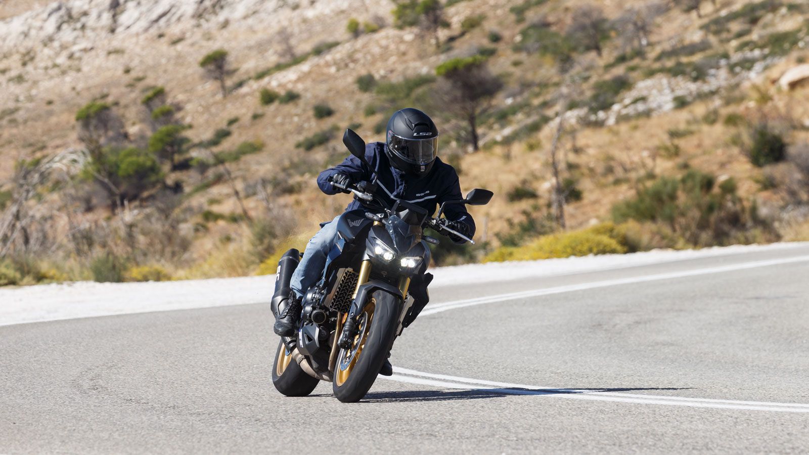 Η Honda CB1000 Hornet SP είναι μια μοτοσυκλέτα που δεν χρειάζεται χρόνο για να σε πείσει. Από τα πρώτα μέτρα δείχνει τι είναι: άμεση, γραμμική και απί