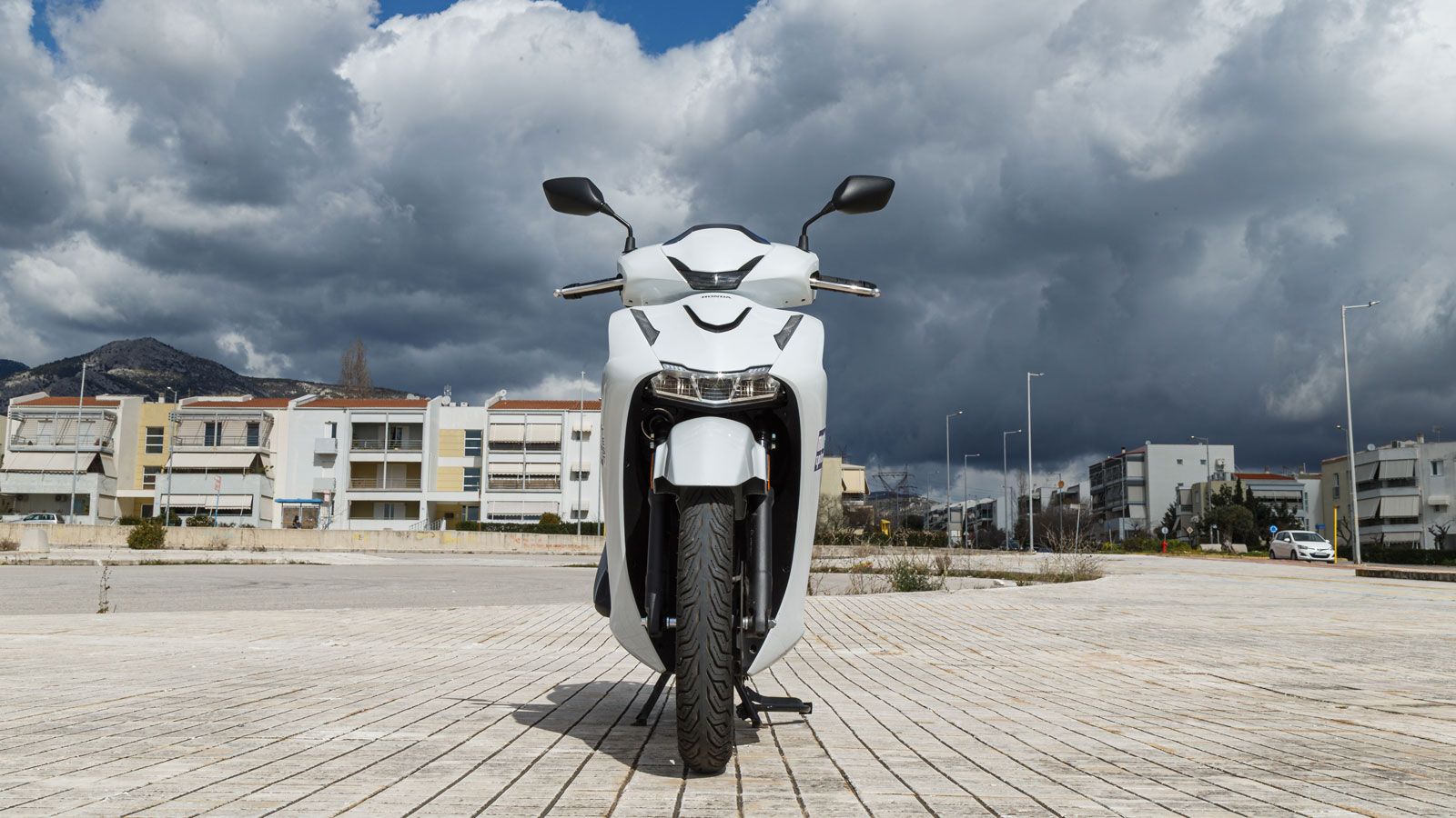 Το εμπρός μέρος ξεχωρίζει με τον ολοκληρωτικά LED προβολέα , ενώ οι «καθαρές» επιφάνειες και οι «μαλακές» καμπύλες προσφέρουν μια αρμονική, σύγχρονη ε
