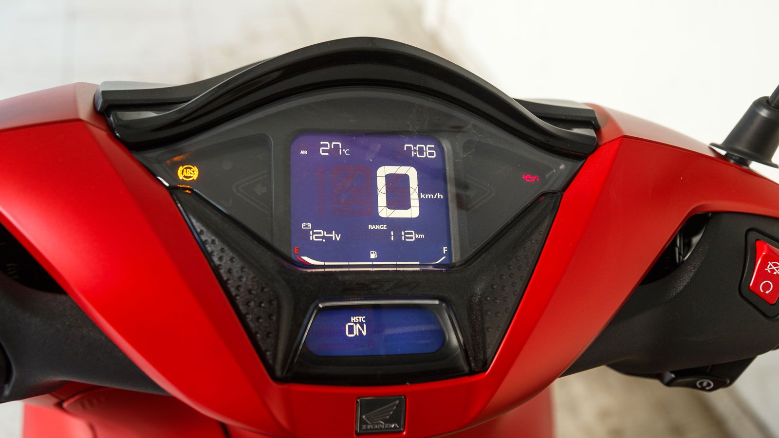 Η είσοδος και έξοδος από το scooter γίνεται χωρίς κόπο, ενώ όλες οι απαραίτητες πληροφορίες προβάλλονται καθαρά στην LCD οθόνη.