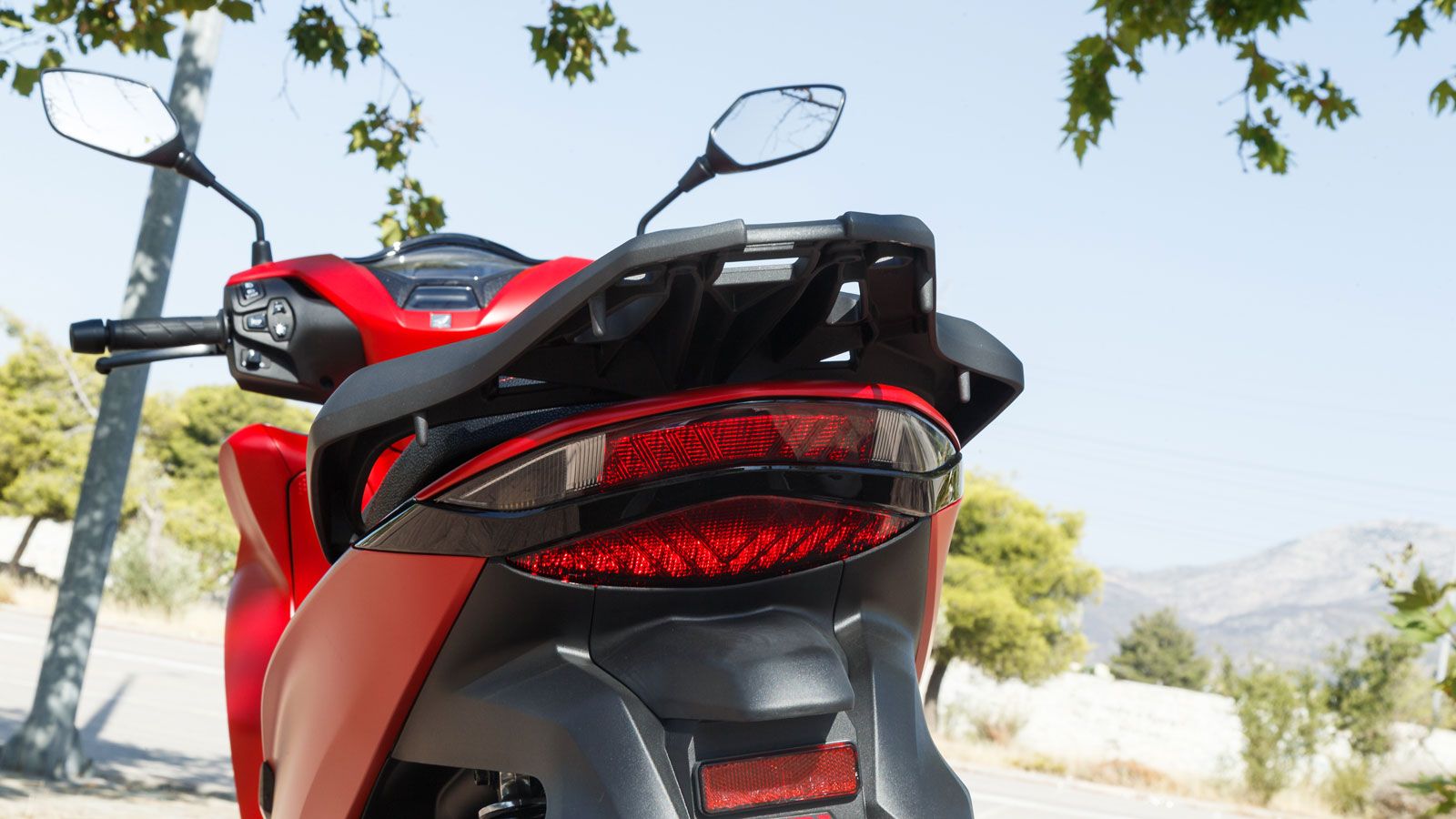 Στο πίσω μέρος, το LED φανάρι και τα φλας είναι ενσωματωμένα ανάμεσα στις μεταλλικές χειρολαβές του συνεπιβάτη, προσφέροντας κομψότητα και λειτουργικό