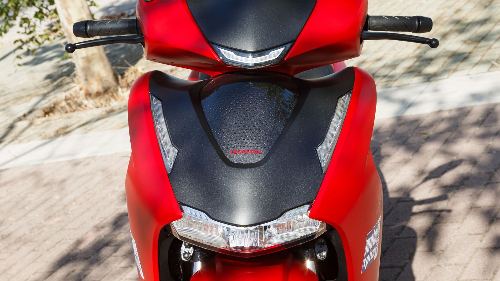 Η ανανεωμένη σχεδίαση του φωτιστικού συστήματος ενισχύει τον ξεχωριστό χαρακτήρα του οχήματος: Ο LED προβολέας πλέον διαχωρίζει τη μεσαία σκάλα σε δύο