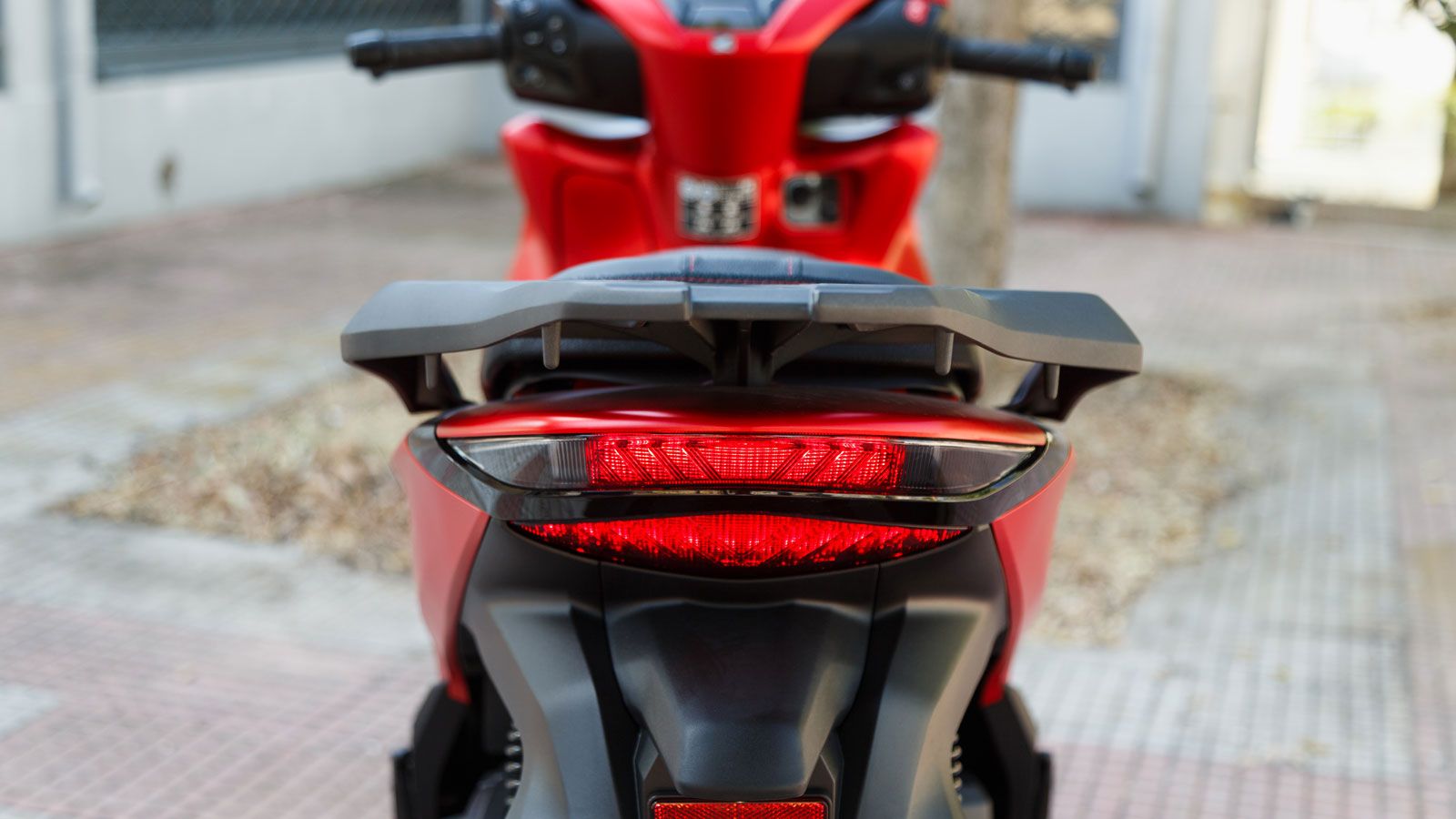 Ο συνοδηγός απολαμβάνει προσεγμένη φιλοξενία χάρη στις μεγάλες χειρολαβές και τα σταθερά μαρσπιέ.