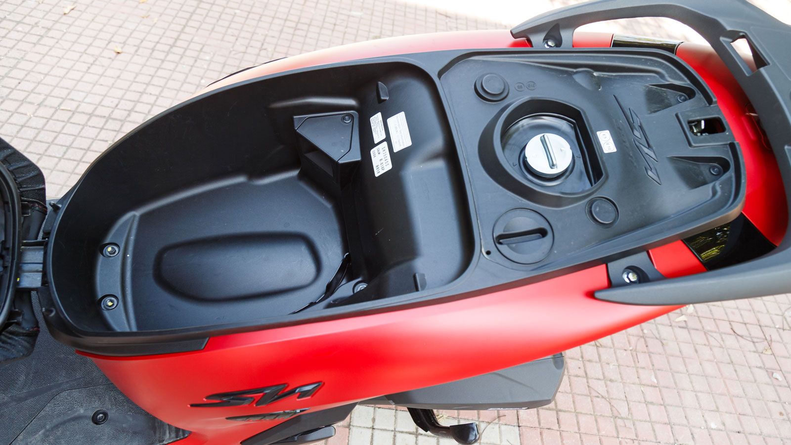  Ο χώρος κάτω από τη σέλα είναι επαρκής για κράνος full-face και διάφορα αντικείμενα, ενώ ενσωματώνει φωτισμό LED για ευκολία τη νύχτα και διαθέτει θύ