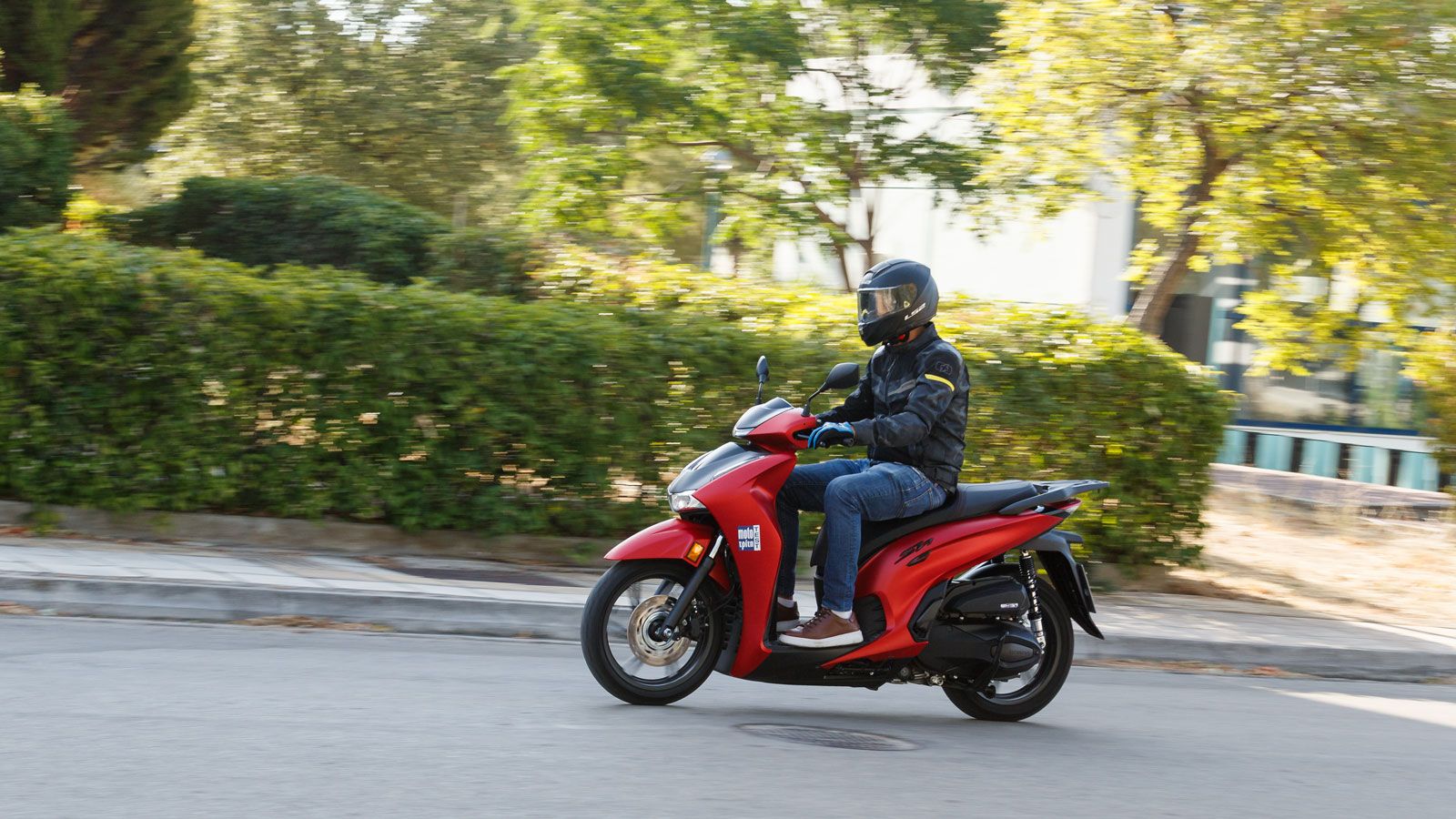 Η άνεση του μεσαίου scooter, το αποτύπωμα και η σιγουριά της Honda σε κάθε διαδρομή – το SH 350i είναι ο ιδανικός σύντροφος για τον σημερινό νομ