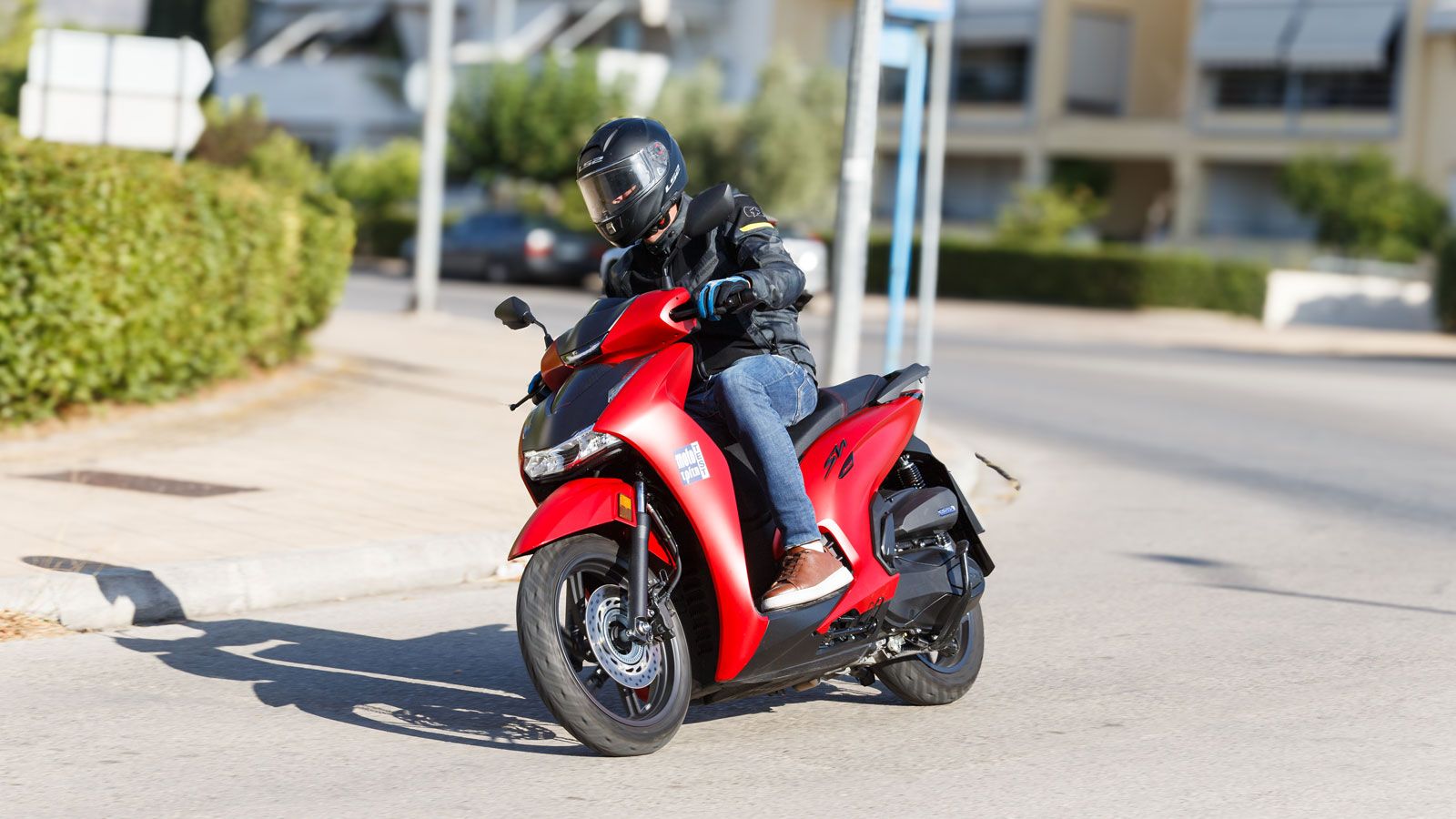 Δεν περιορίζεσαι όμως μόνο εντός αστικού ιστού. Το SH 350i κρατά άνετα τα 120-130 km/h στον αυτοκινητόδρομο και συνεχίζει σταθερό και ακλόνητο. 