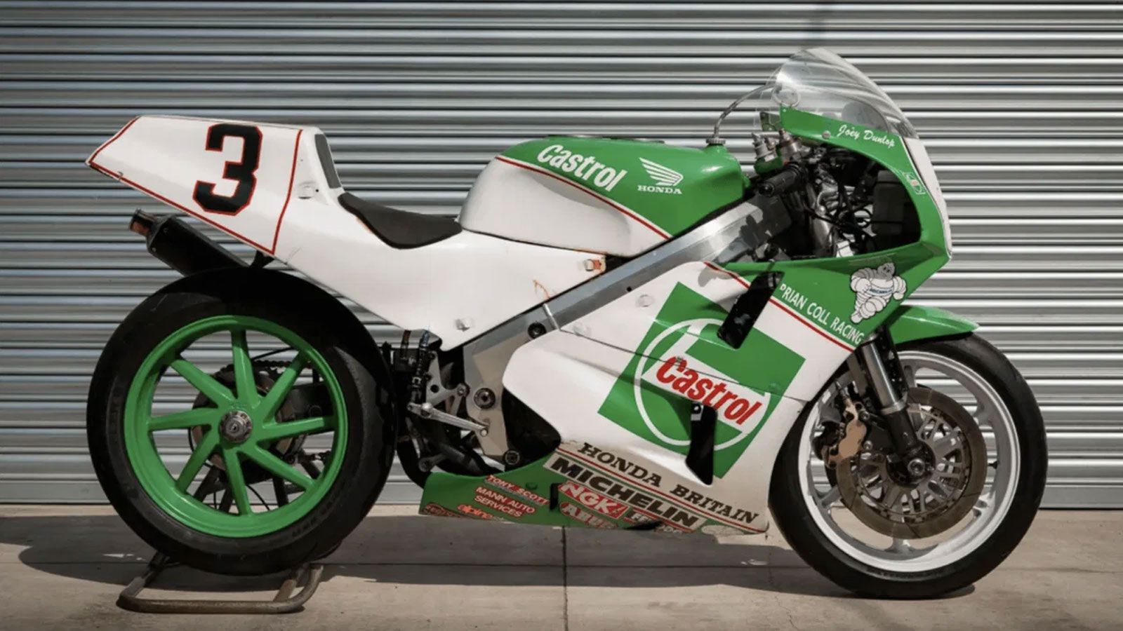 Μια από τις πιο ιστορικές superbike όλων των εποχών, η Honda VFR750R RC30, ετοιμάζεται να αλλάξει χέρια, κουβαλώντας ένα παρελθόν που δύσκολα συναντάς