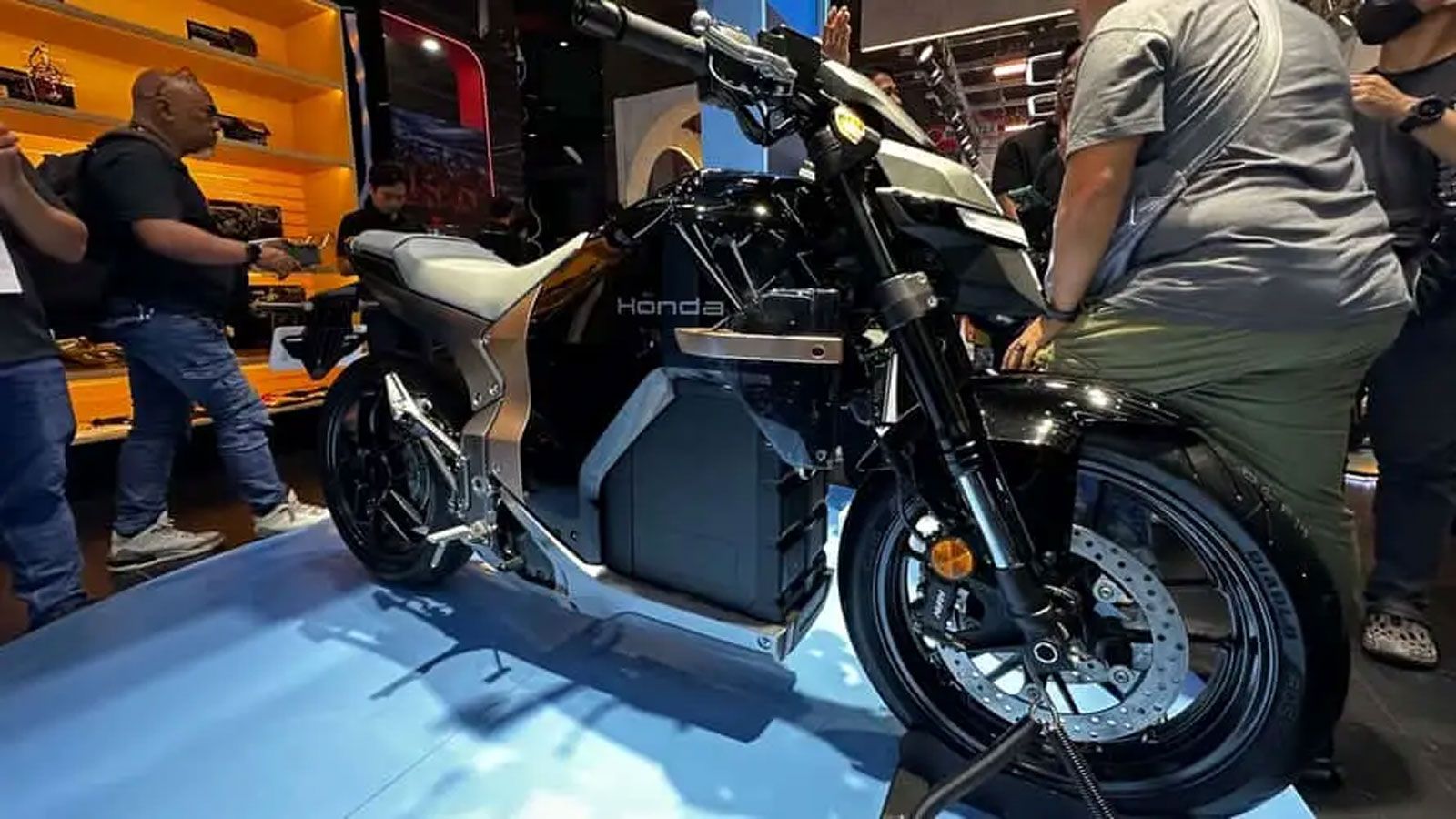 Όσοι το είδαν από κοντά αναφέρουν πως έχει αναλογίες κοντά σε KTM 390 Duke, όμως τεχνολογικά βρίσκεται ένα βήμα πιο μπροστά.
