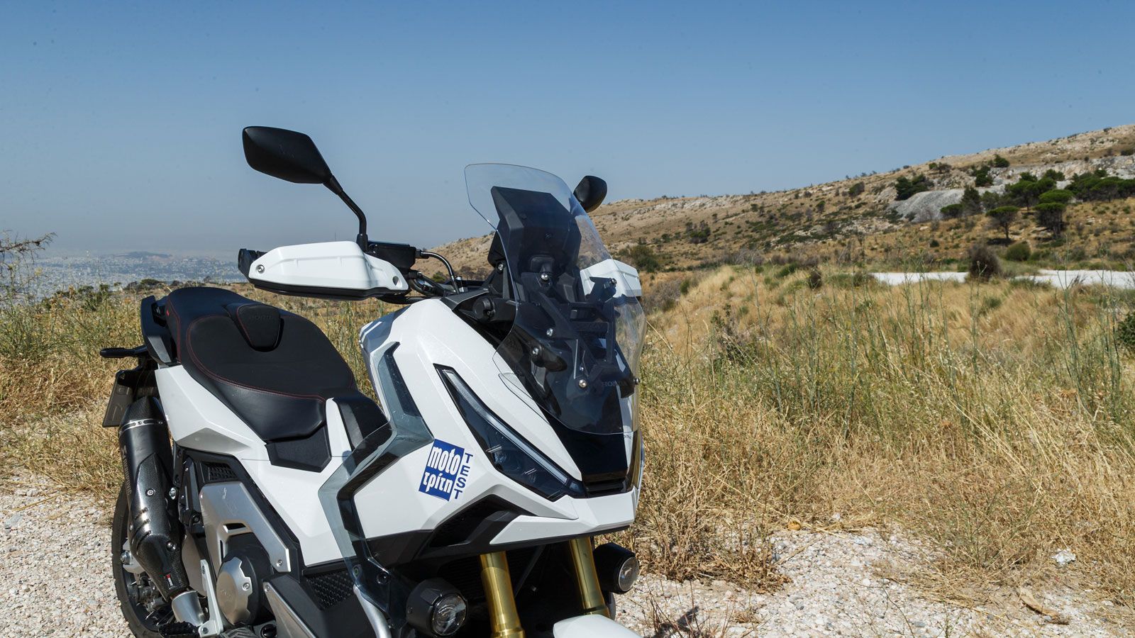 ι φουτουριστικοί LED προβολείς συνδυάζονται αριστοτεχνικά με την γραμμή των φώτων ημέρας DRL στο πάνω μέρος τους, η οποία ενσωματώνει τα φλας - για πρ