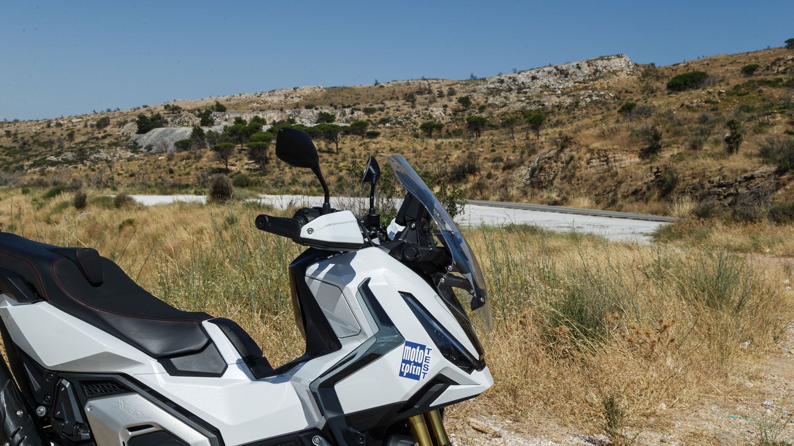  Ένα απλό κλιπ απελευθερώνει τη λειτουργία της και ένα κουμπί την ανεβοκατεβάζει με το μέγιστο εύρος ρύθμισης να παραμένει στα 139 χιλιοστά.