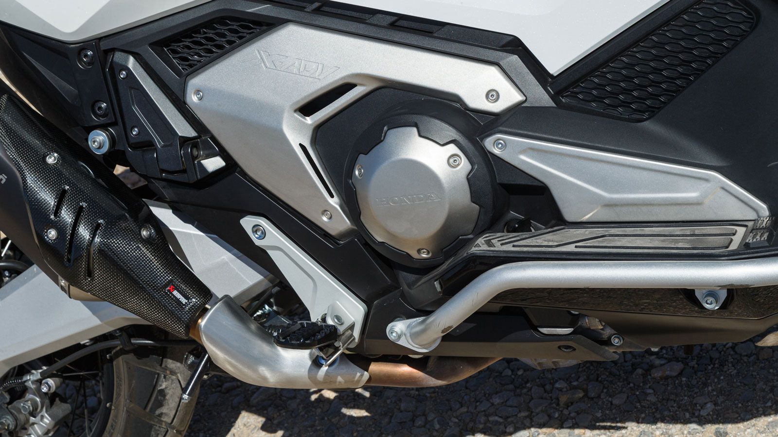 Ο δικύλινδρος 8-βάλβιδος κινητήρας των 745κ.εκ. πέρασε το κατώφλι των  Euro5+ προδιαγραφών χωρίς την παραμικρή απώλεια σε δύναμη και ελαστικότητα, καθ