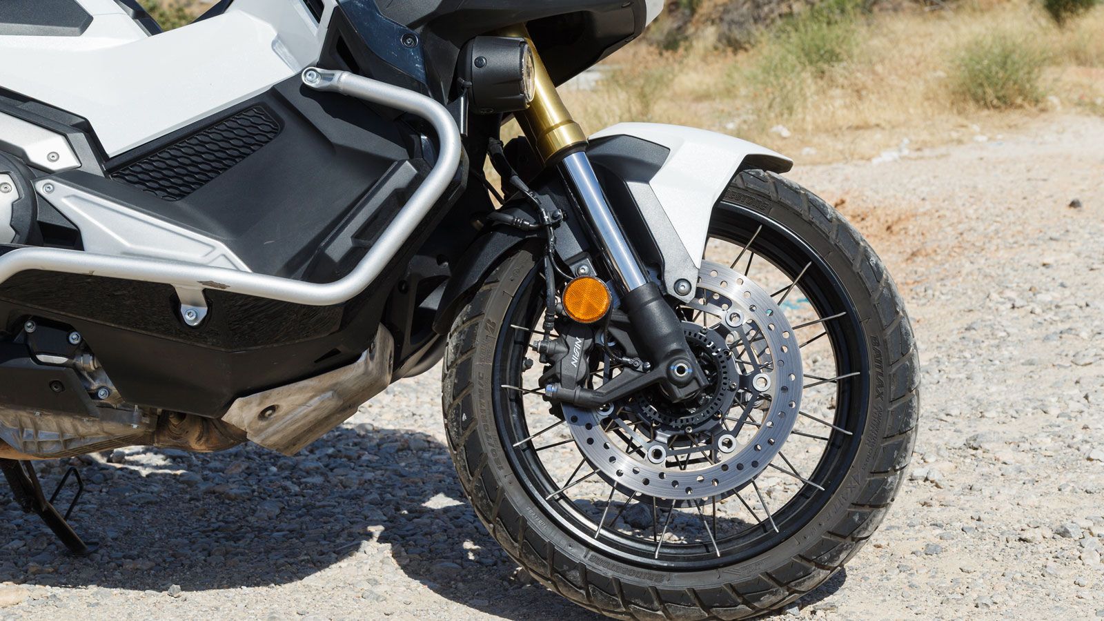 Στα φρένα, την επιβράδυνση αναλαμβάνουν 2 δίσκοι 296 χιλιοστών με 4πίστονες δαγκάνες εμπρός και ένας δίσκος 240 χιλιοστών με δαγκάνα ενός εμβόλου πίσω