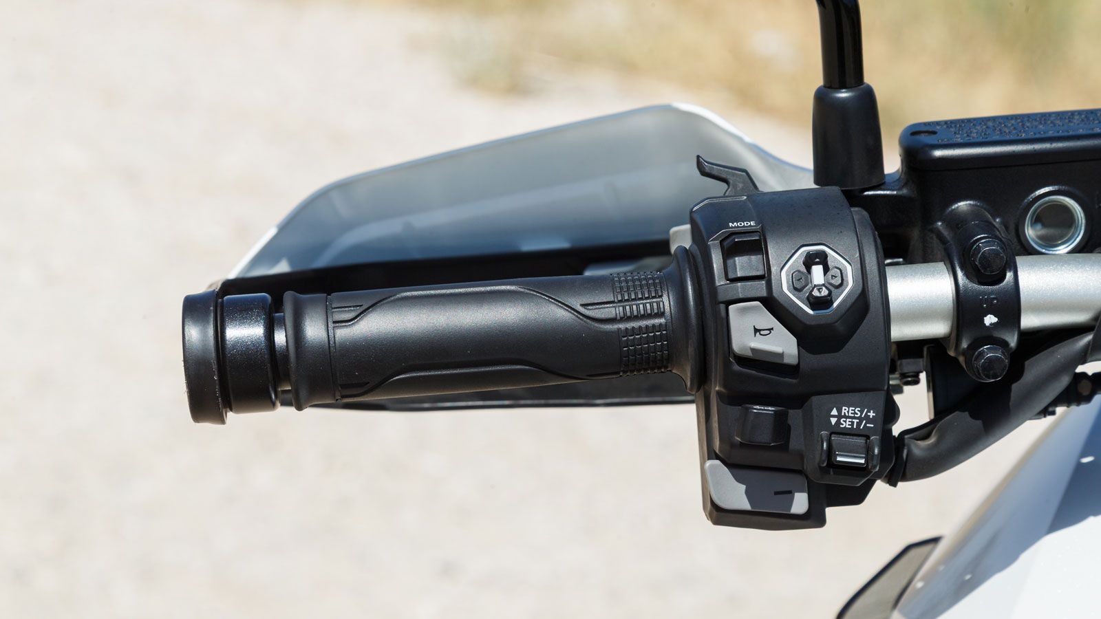  Ένας διακόπτης σε σχήμα σταυρού τεσσάρων κατευθύνσεων φροντίζει για την πρόσβαση στις επιμέρους ρυθμίσεις του μενού της οθόνης, ενώ με ιδιαίτερη χαρά