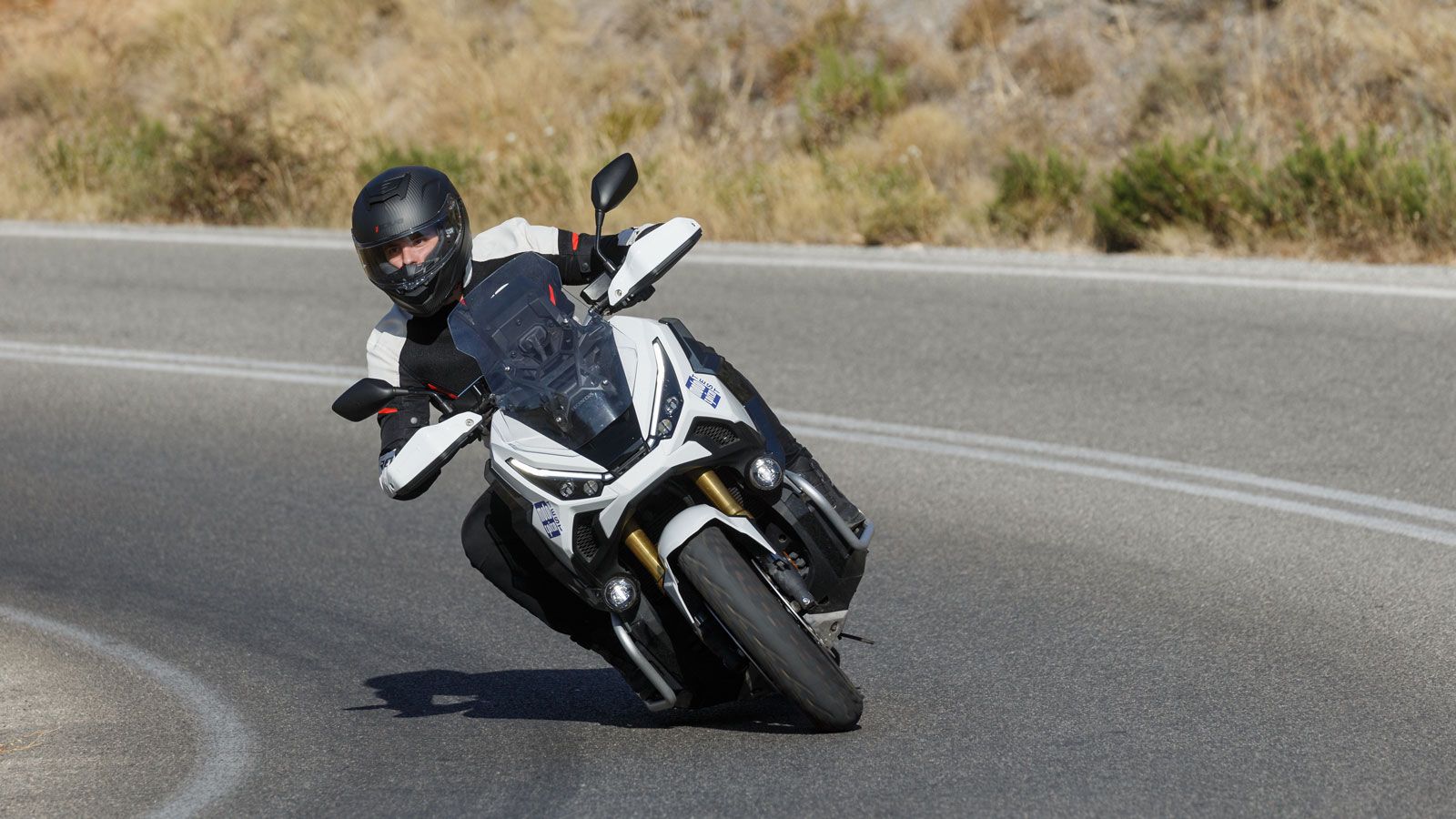 Η πρωτοποριακή συνύπαρξη δύο κόσμων σε ένα adventure μοντέλο που τα κάνει όλα καλά, είναι αυτό που θα σε καθηλώσει πίσω από το τιμόνι του X-ADV. 