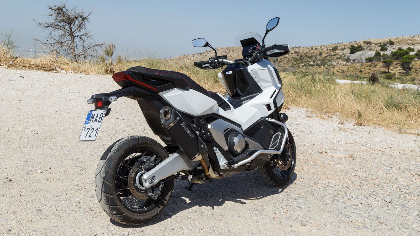 Οι ακτινωτοί τροχοί είναι 17 ιντσών μπροστά και 15 ιντσών πίσω με διαστάσεις ελαστικών 120/70 και 160/60 αντίστοιχα.