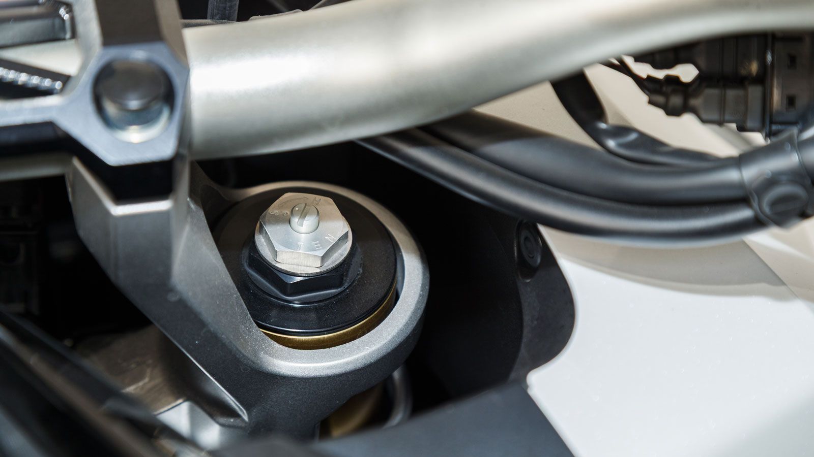 Οι μεγάλες διαδρομές των αναρτήσεων, 153,5mm εμπρός και 150mm πίσω, και τα 162mm απόστασης από το έδαφος προετοιμάζουν το μοντέλο για off-road εξορμήσ