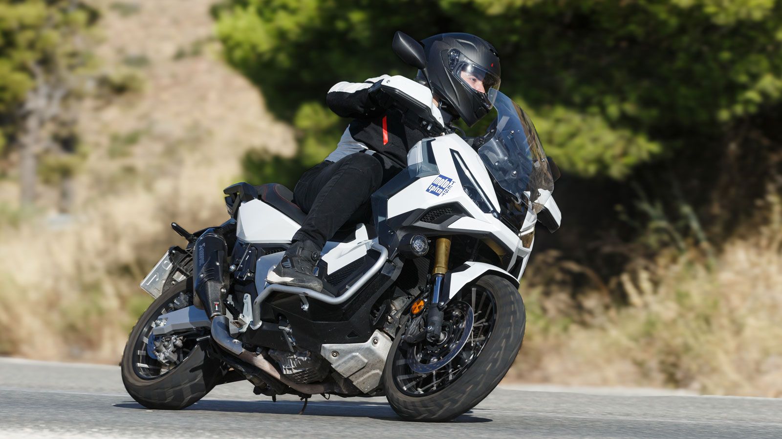 Μεγάλο μέρος της παρεχόμενης άνεσης οφείλεται στην ξεκούραστη θέση οδήγησης με τα πόδια να απλώνονται μπροστά και την πιο αφράτη σέλα να απορροφά καλύ