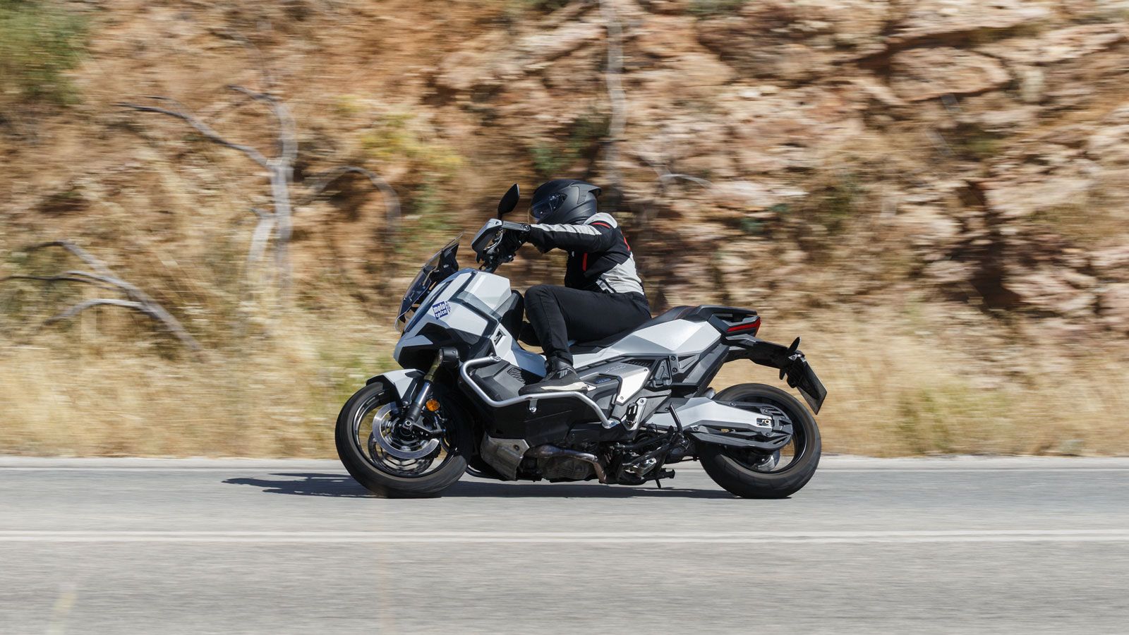 Σύμφωνα μάλιστα με τις μετρήσεις μας χρειάζεται 6,1δ. για το 0-100 και 7,5δ για το 60-120, νούμερα απόλυτα που ικανοποιούν τους σκοπούς του X-ADV, ιδι