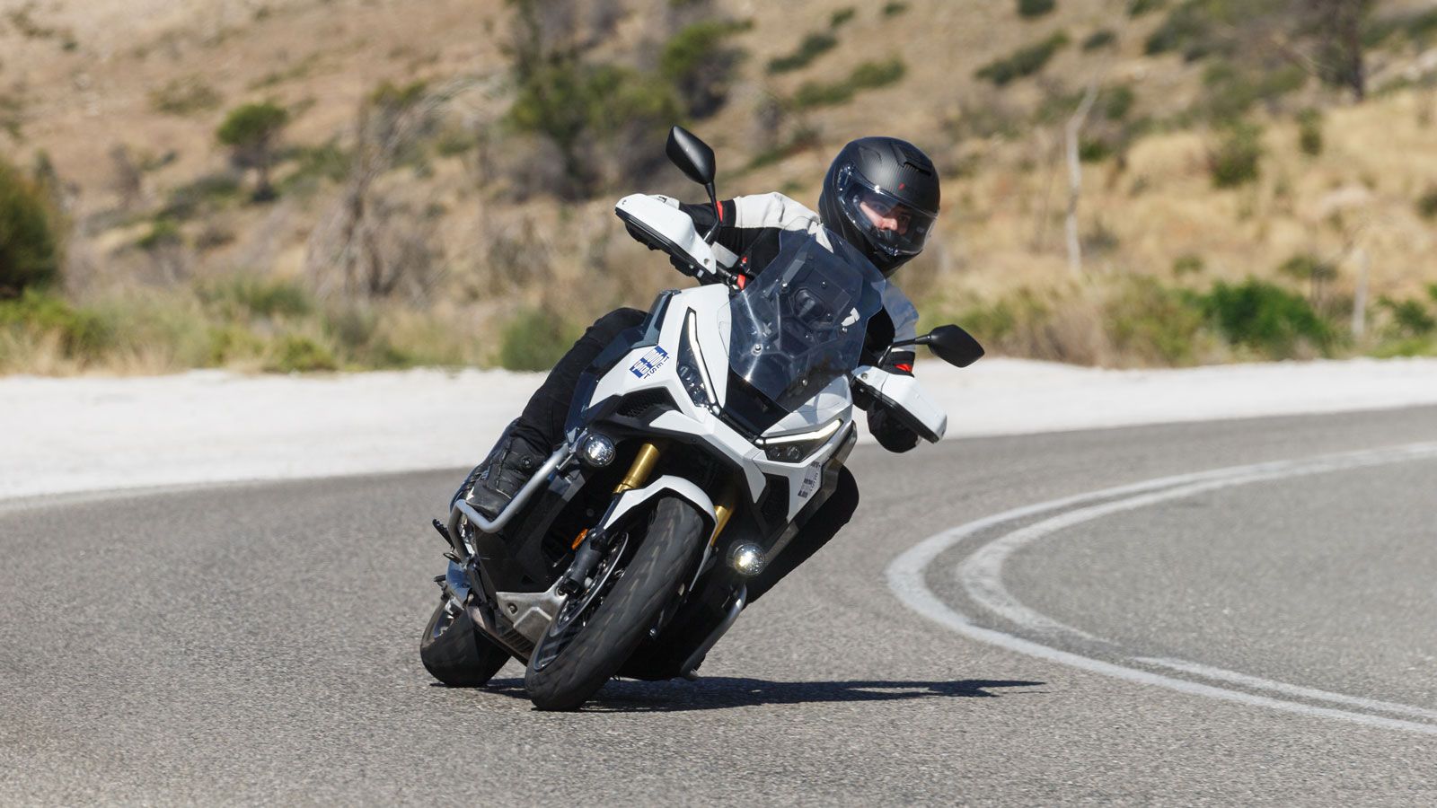 ε μέγιστη γωνία στις 39 μοίρες και κύκλο στροφής 2,8 μέτρα το X-ADV αποδεικνύεται ιδιαίτερα ευέλικτο σε συνθήκες πυκνής κυκλοφορίας και μοναχά σε πολύ