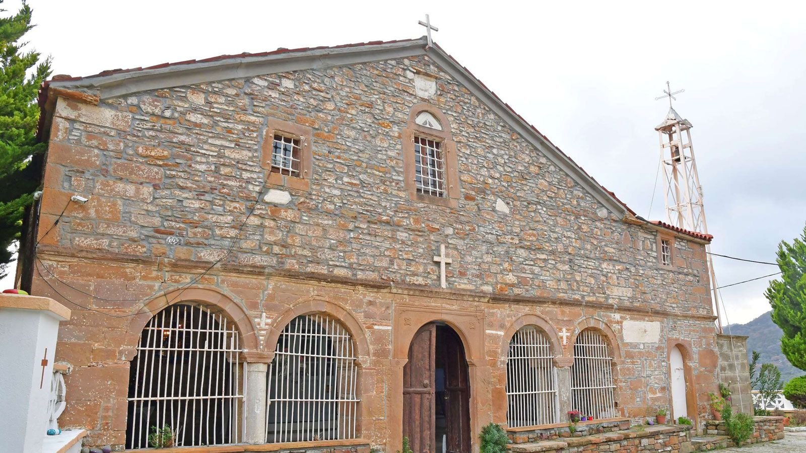 Σε πλήρη αντίθεση, οι ¶γιοι Θεόδωροι (Zeytinli) παρουσιάζουν μια διαφορετική εικόνα. Χτισμένο αμφιθεατρικά στους πρόποδες του όρους Καστρί, το χωριό ε