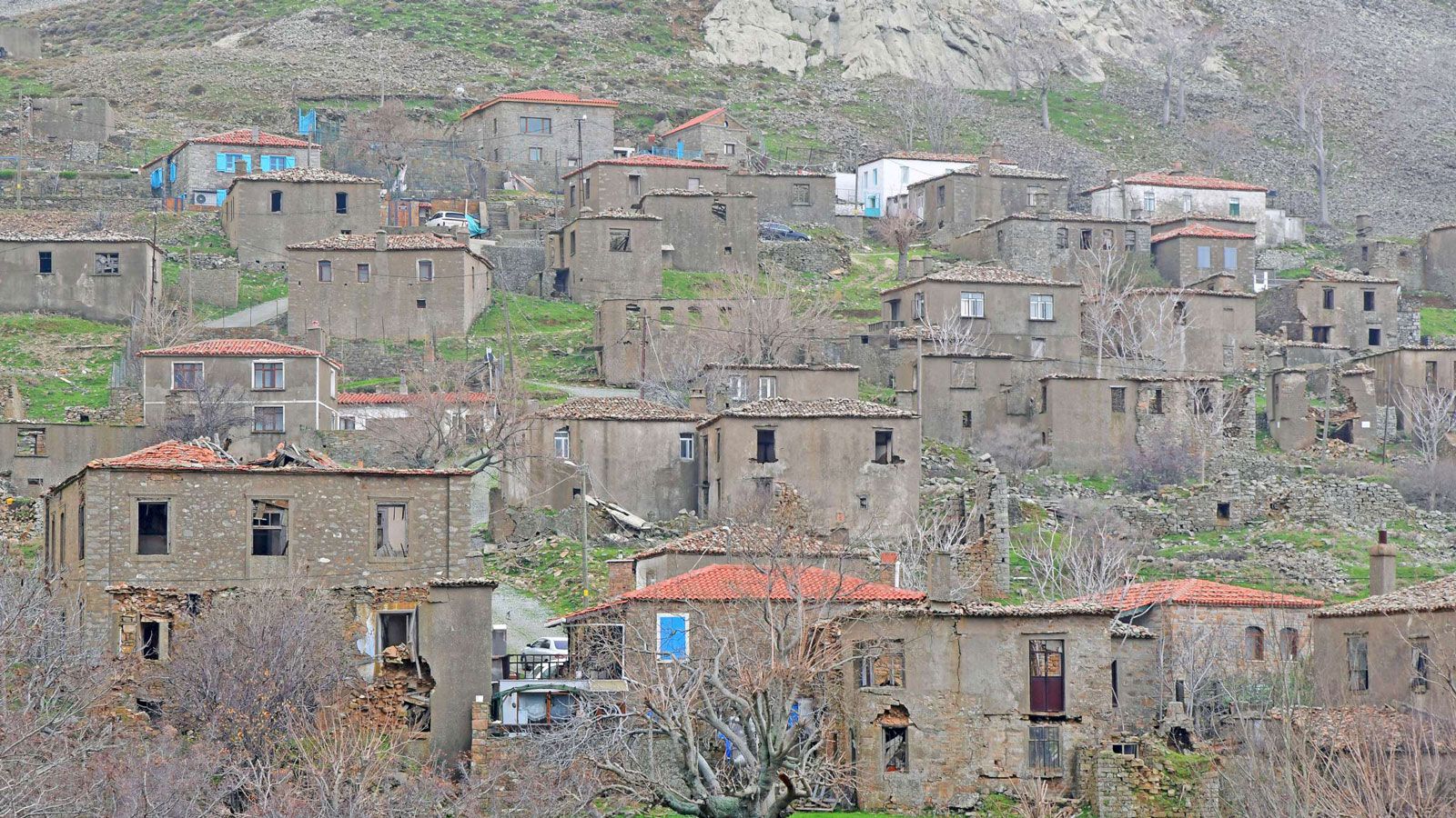 Κτισμένο σε μια εύφορη κοιλάδα, το Σχοινούδι (Derekoy) υπήρξε μέχρι τη δεκαετία του 1960 το μεγαλύτερο και πλουσιότερο χωριό της Ίμβρου, με πληθυσμό π