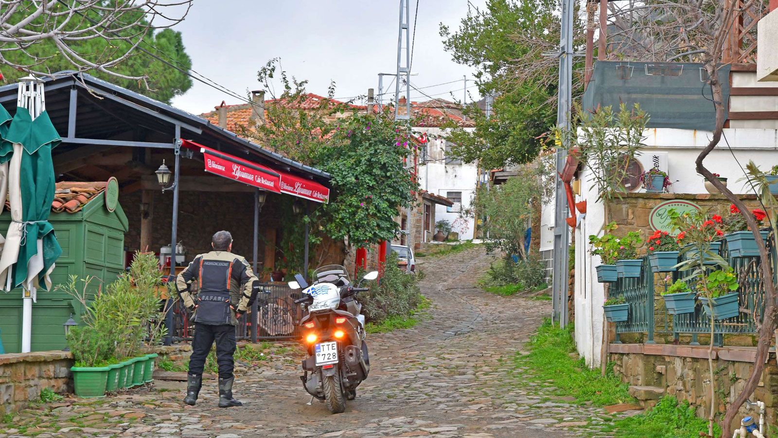 Ο Κωνσταντίνος Μητσάκης συνεχίζει την οδοιπορική του ανταπόκριση από την Ίμβρος, αυτή τη φορά ακολουθώντας μια διαδρομή με έντονο ιστορικό και συναισθ