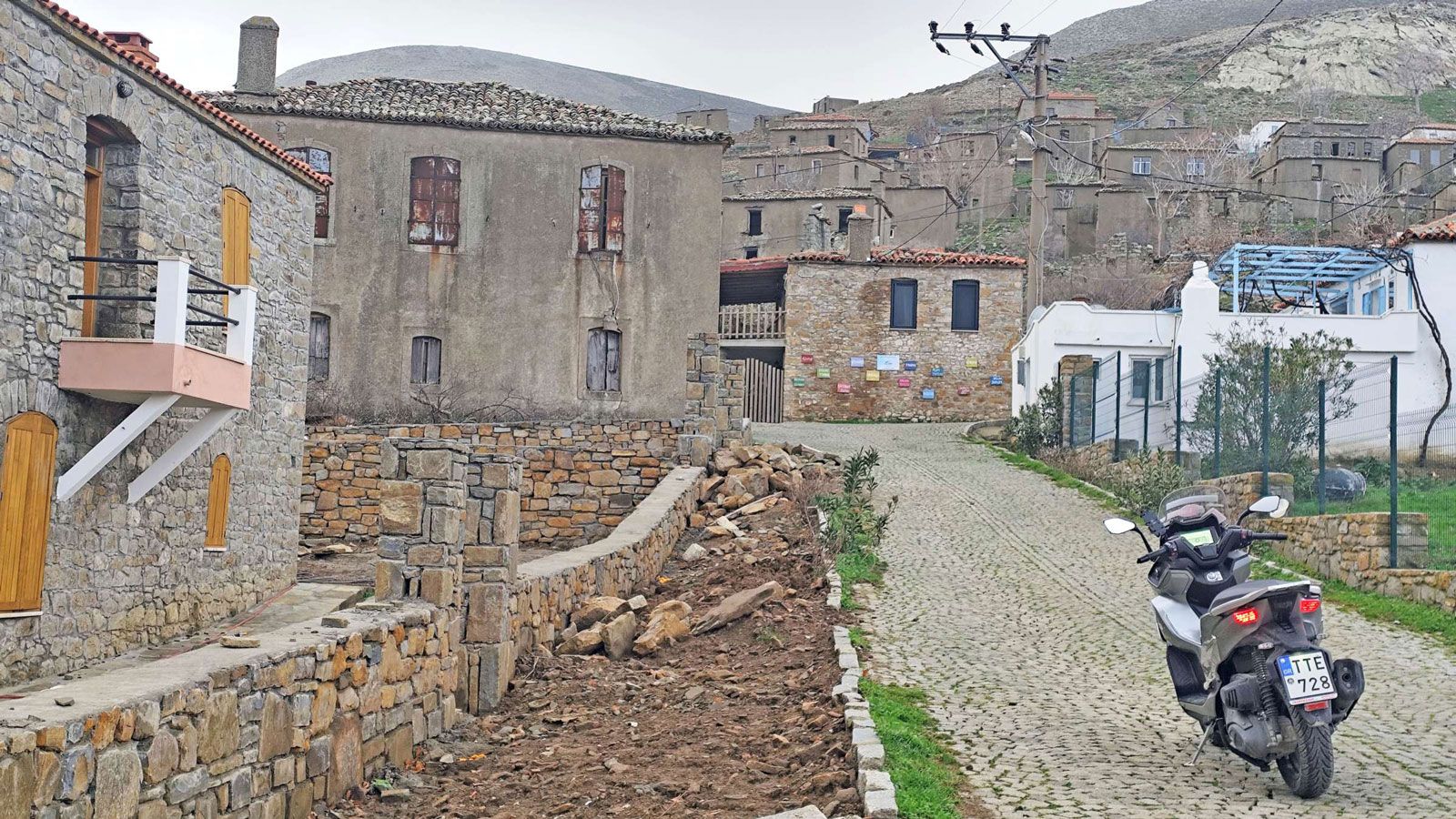  Η περιήγηση περνά από το Σχοινούδι και τους Αγίους Θεοδώρους, δύο οικισμούς που αποτυπώνουν με διαφορετικό τρόπο την πορεία του ελληνισμού στην Ίμβρο