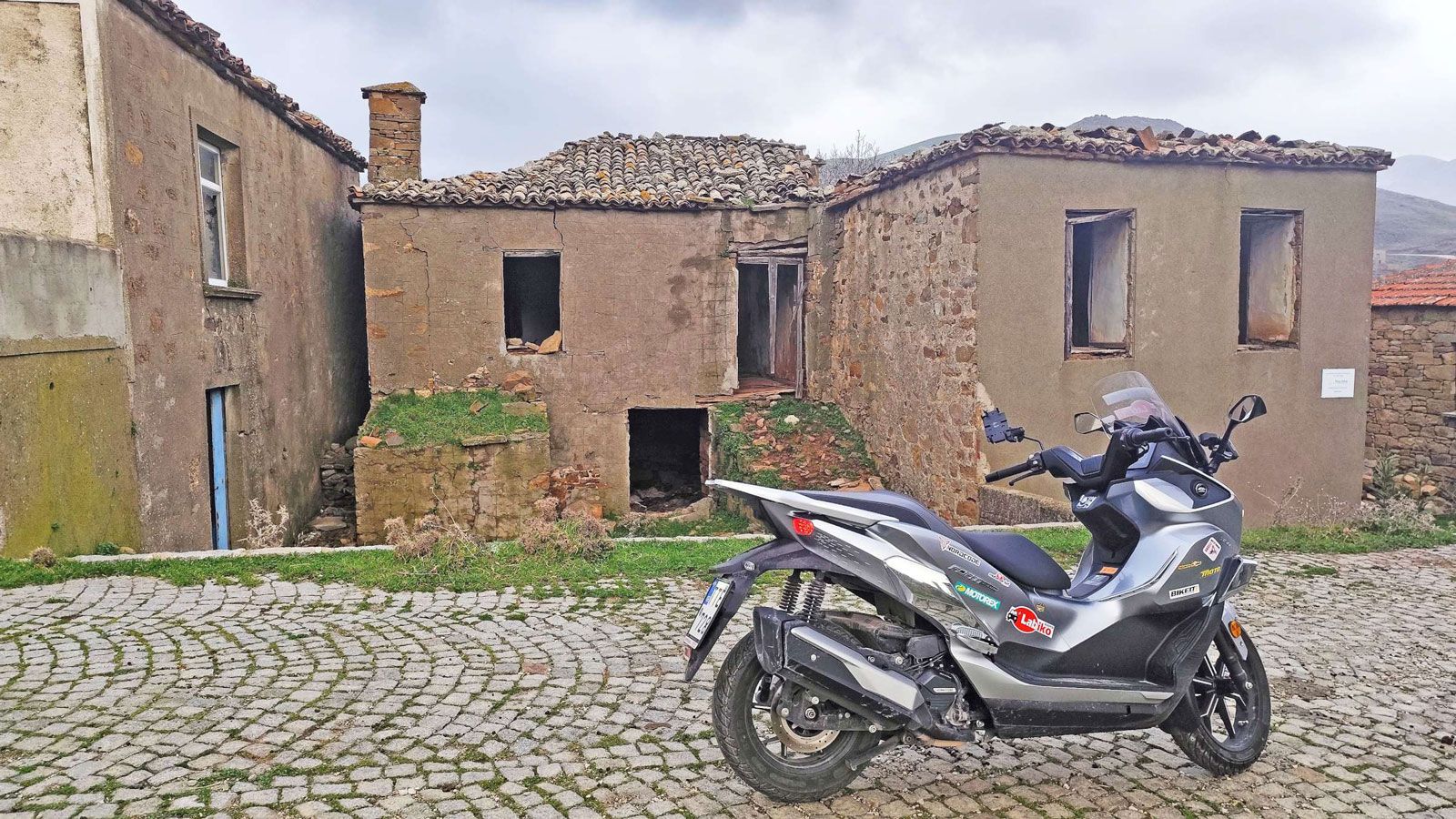 Συνοδοιπόρος του, το QJMOTOR FORT 350 EVO, το οποίο λειτουργεί όχι απλώς ως μέσο μετακίνησης, αλλά ως εργαλείο εξερεύνησης σε έναν τόπο όπου το παρελθ