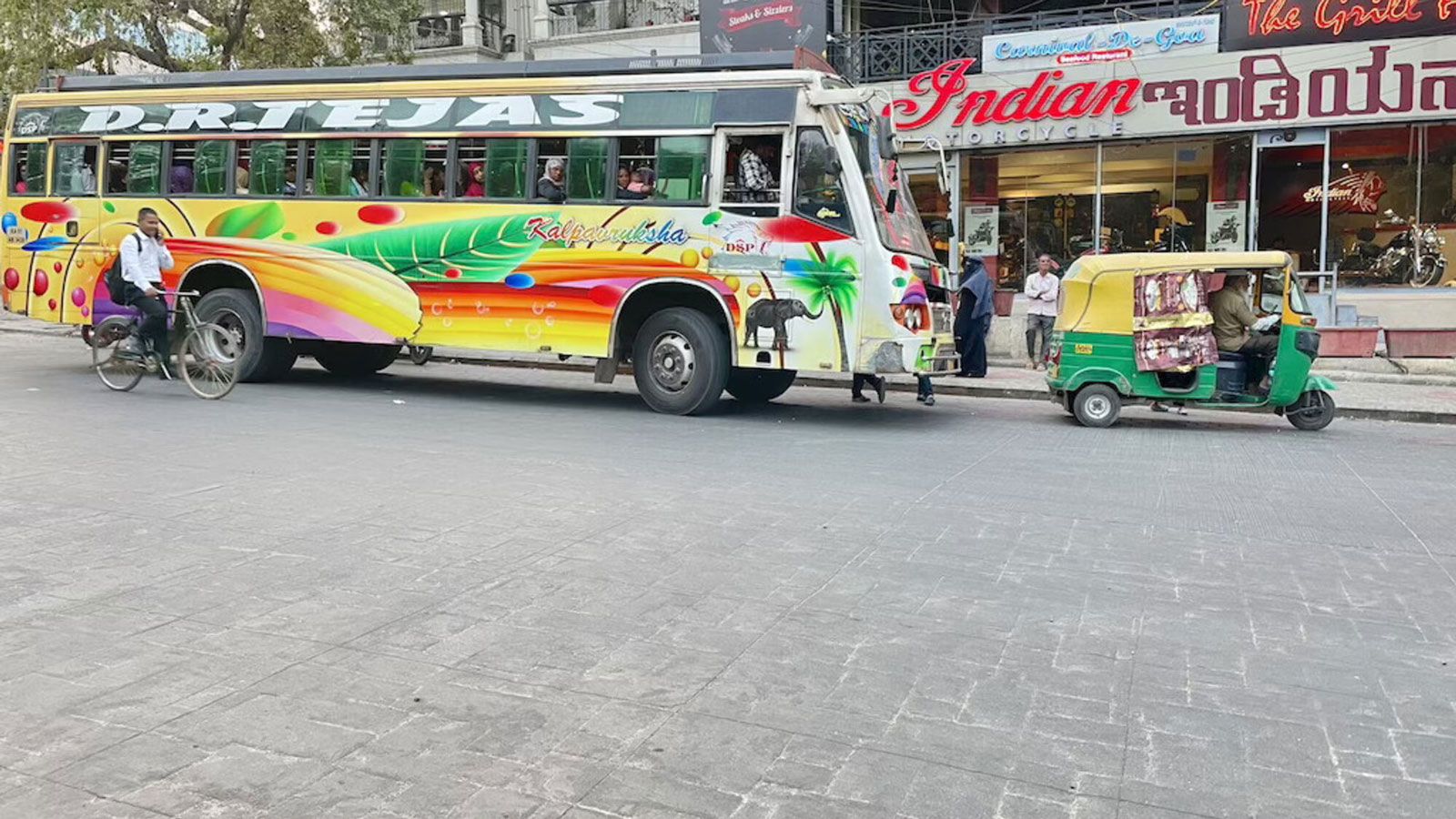 Στη Bangalore, μια πόλη 12 εκατομμυρίων κατοίκων, η κυκλοφορία μοιάζει με ρεύμα νερού. Δεν σταματά. Προσαρμόζεται. Παρακάμπτει. Οι περισσότεροι χρήστε