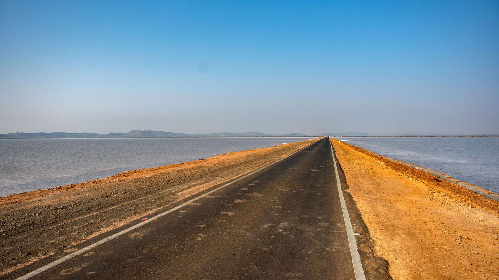 Στο Rann of Kutch, στα βορειοδυτικά της πολιτείας Gujarat, η άσφαλτος είναι μία. Κυριολεκτικά. Μια στενή λωρίδα για δύο κατευθύνσεις, πλαισιωμένη από 
