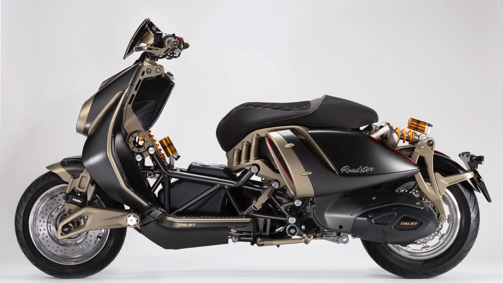 Η Italjet Roadster 400 έρχεται να συνεχίσει την παράδοση της μάρκας μετά το Dragster, αλλά αυτή τη φορά με ξεκάθαρη ρετρό ταυτότητα και έντονη μηχανολ