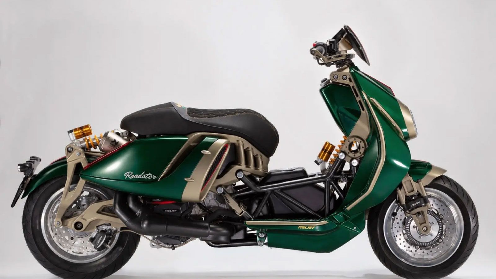 Η έκδοση Roadster 400 Founders Edition τοποθετείται στην αγορά με τιμή 9.990 ευρώ, με τις πρώτες παραδόσεις να αναμένονται από τον Οκτώβριο του 2026.