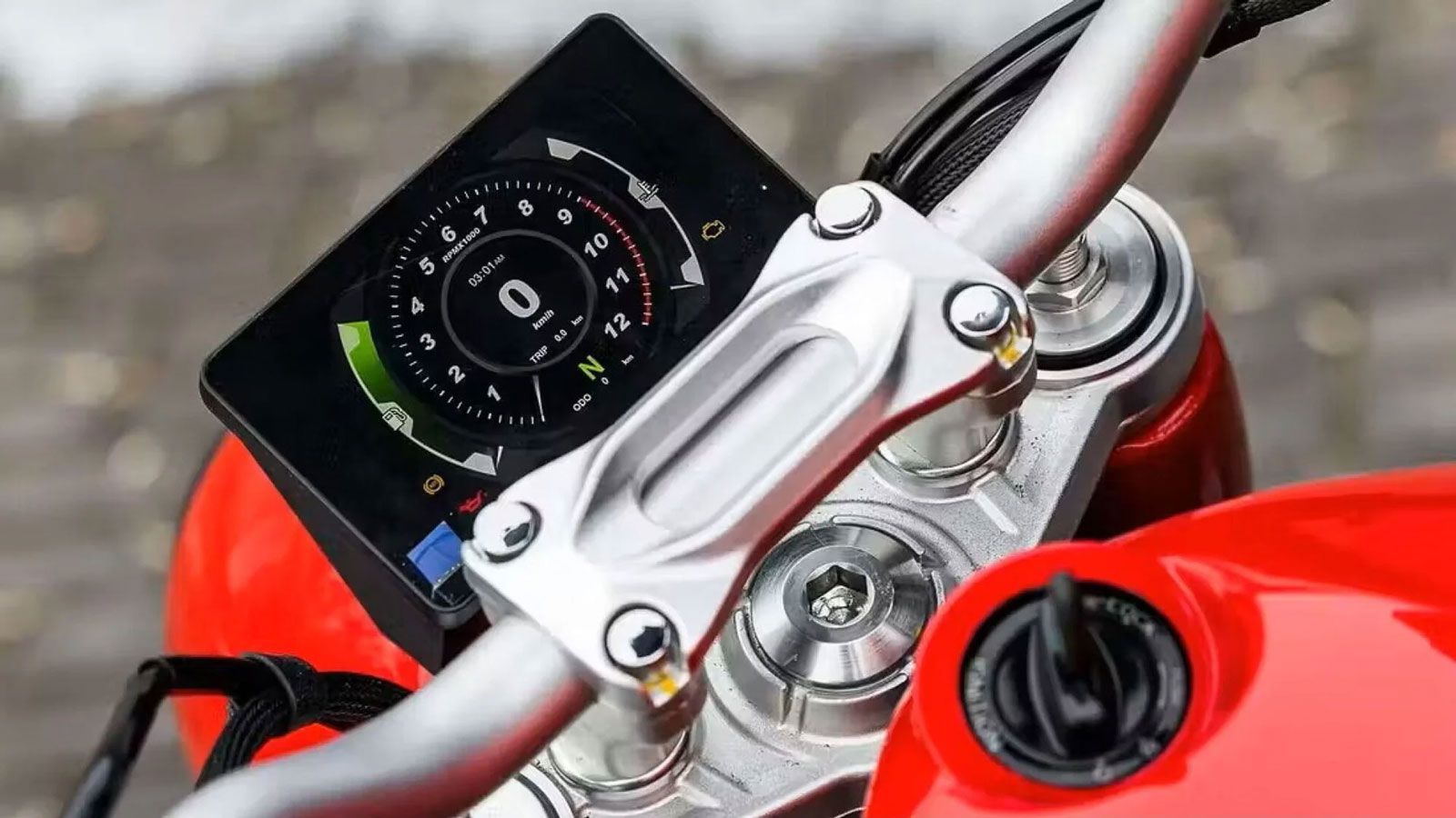 Μοτοσυκλέτα κόκκινη με ρετρό σχεδίαση εμπνευσμένη από τις δίχρονες Jawa 350. TFT οθόνη.