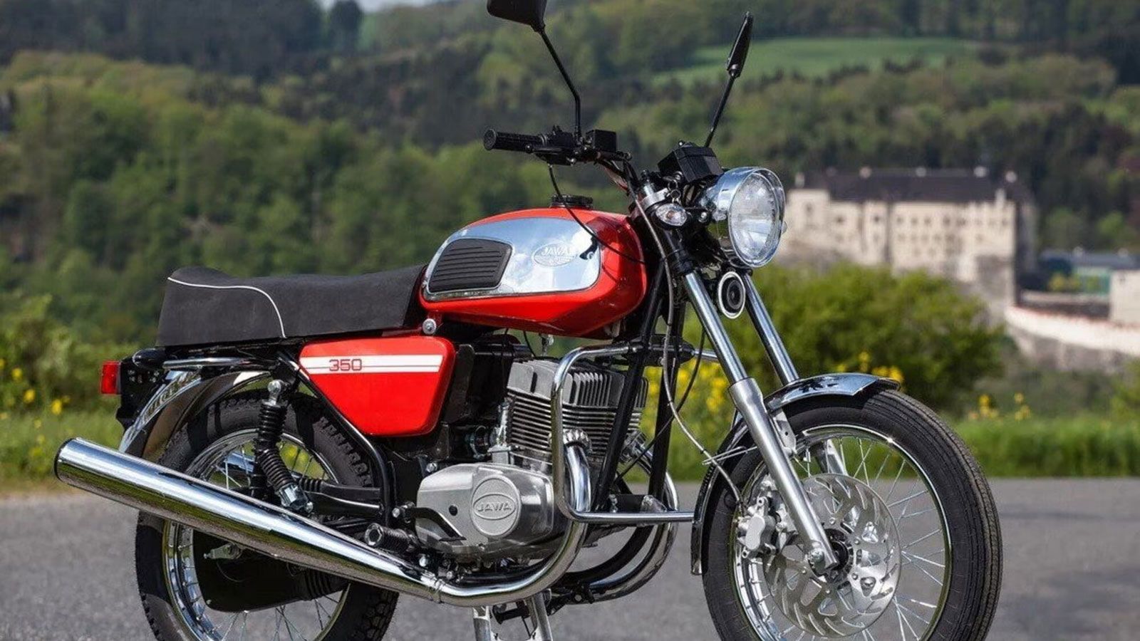 Η εμφάνιση της Jawa 730 Twin αντλεί ξεκάθαρα έμπνευση από τις ιστορικές δίχρονες Jawa 350, με καθαρές γραμμές, στρογγυλό LED προβολέα και compact σιλο