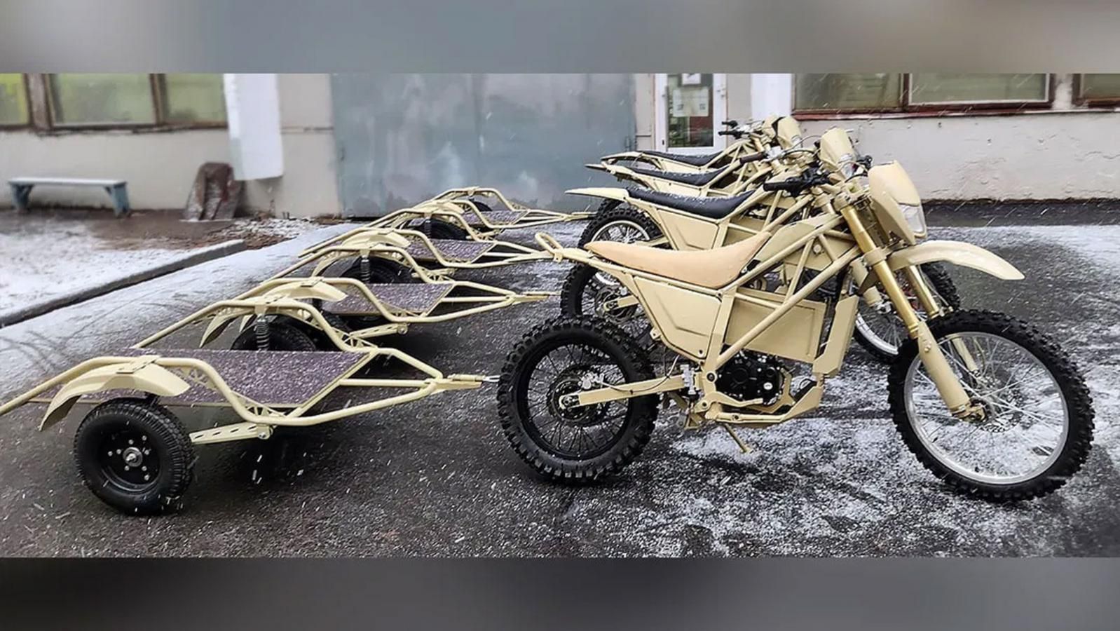 Το Izh Enduro αποκτά πλέον δύο επιπλέον διαμορφώσεις: μία έκδοση με sidecar και μία με ρυμουλκούμενο trailer. Η προσθήκη του trailer είναι σχετικά απλ