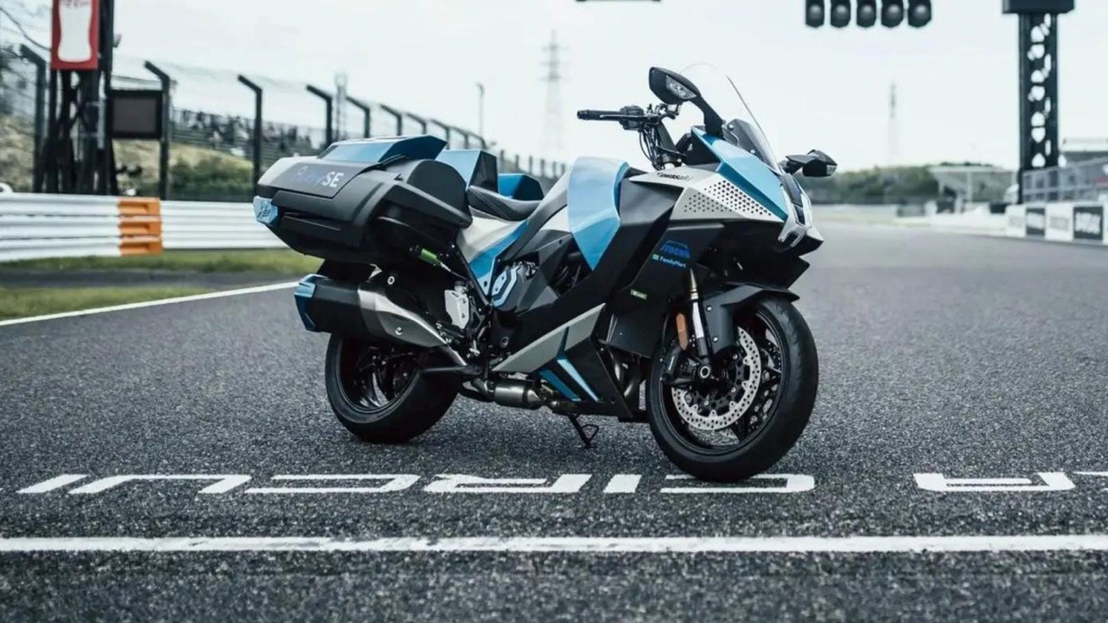 Η Kawasaki αποτελεί βασικό μέλος της κοινοπραξίας HySE (Hydrogen Small mobility & Engine technology), στην οποία συμμετέχουν και άλλοι μεγάλοι ιαπωνικ