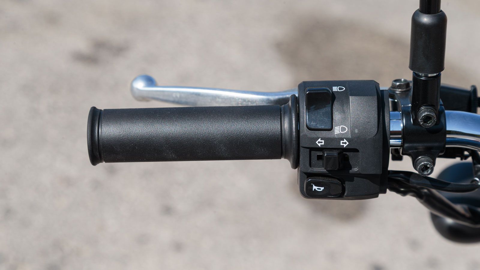 Ο συνδυασμός κλασικής εικόνας και σύγχρονης λειτουργικότητας επιτρέπει στον αναβάτη να έχει άμεσα όλες τις απαραίτητες πληροφορίες, χωρίς να χάνεται η