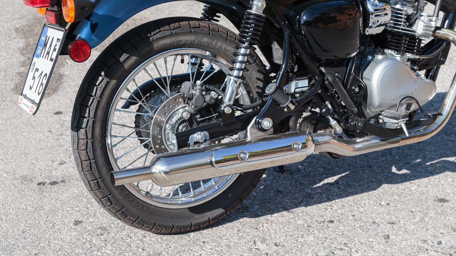 Η λειτουργία του κινητήρα χαρακτηρίζεται από έναν ρυθμικό παλμό, που παραπέμπει άμεσα στην αίσθηση των κλασικών W, ενώ η εξάτμιση τύπου peashooter έχε