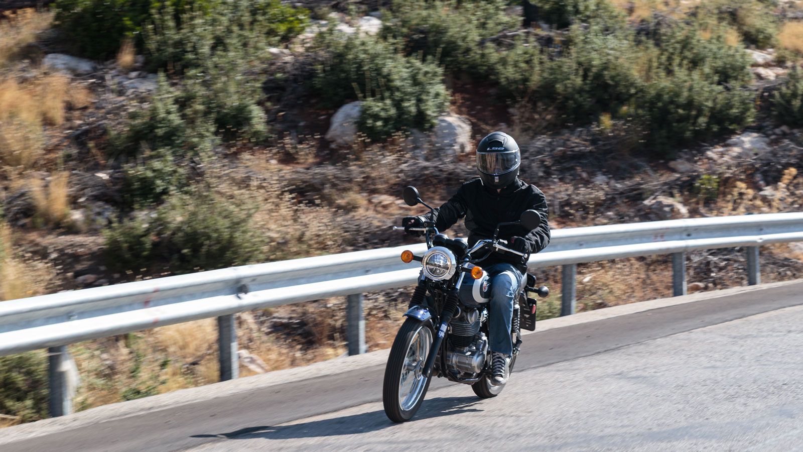 Η Kawasaki W230 είναι το νεότερο μέλος της ιστορικής οικογένειας W και έρχεται να φέρει το ρετρό πνεύμα του παρελθόντος στο σήμερα.