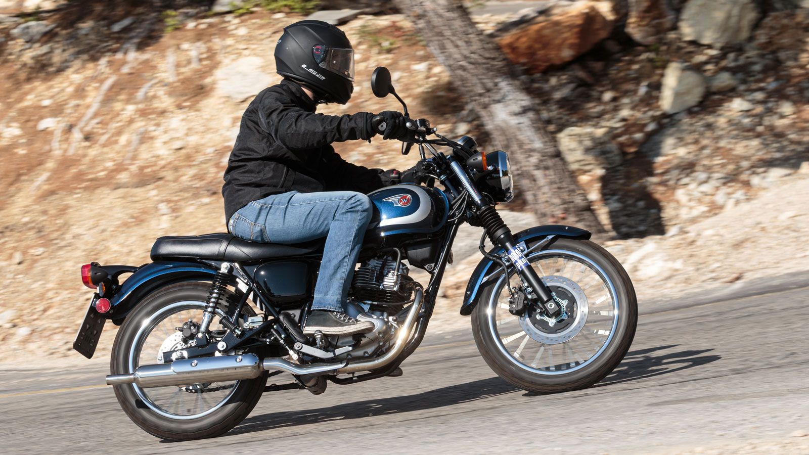 Στο επαρχιακό δίκτυο, η W230 δείχνει έναν άλλο χαρακτήρα. Η ομαλή κύλιση και το σωστό ζύγισμα δημιουργούν μια αίσθηση σταθερότητας, ακόμη και κοντά στ