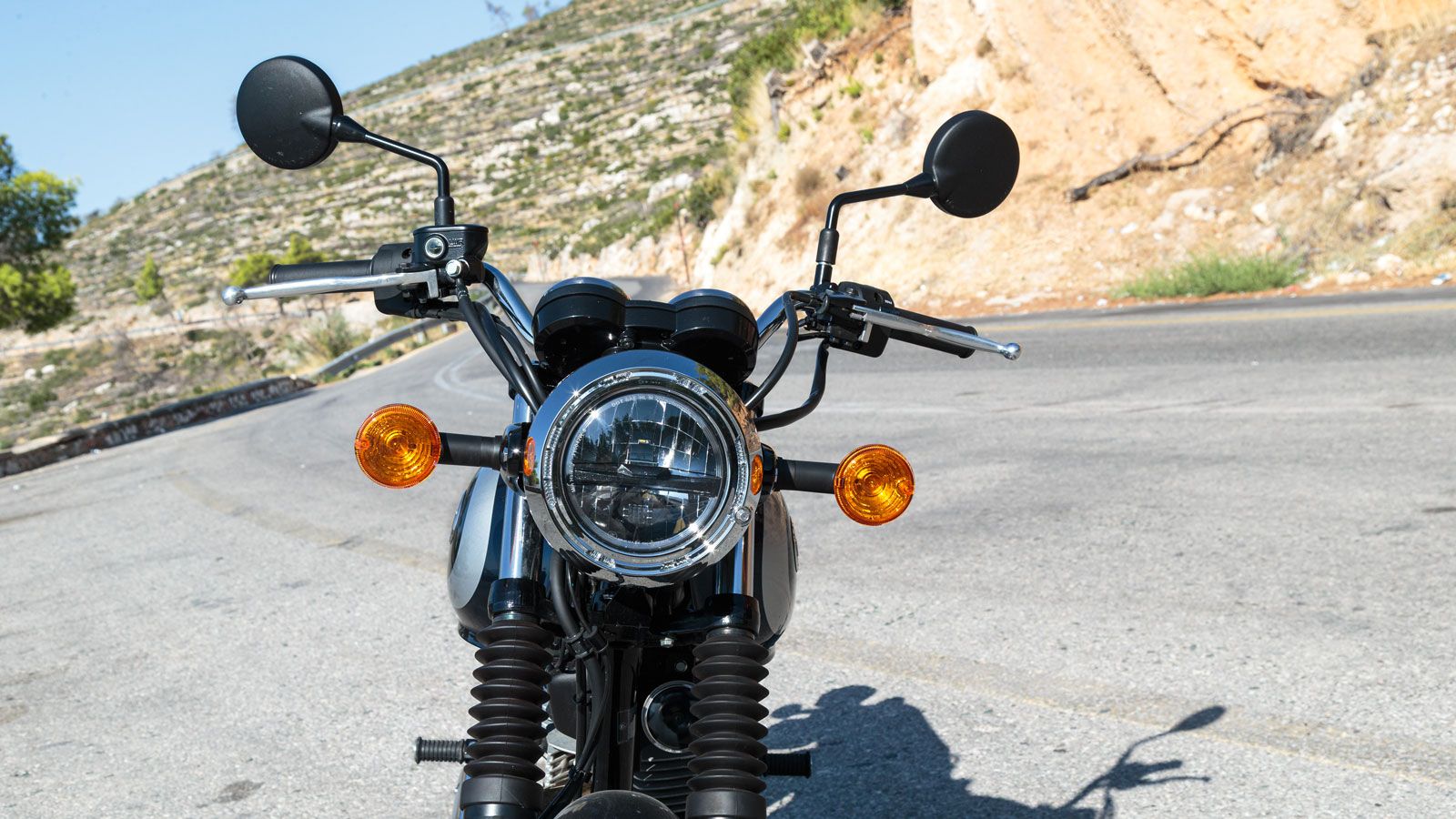 Η Kawasaki έχει δώσει προσοχή στις λεπτομέρειες, από τα πτερύγια της κυλινδροκεφαλής μέχρι τα ρετρό φώτα, δημιουργώντας μια εικόνα που ισορροπεί ανάμε