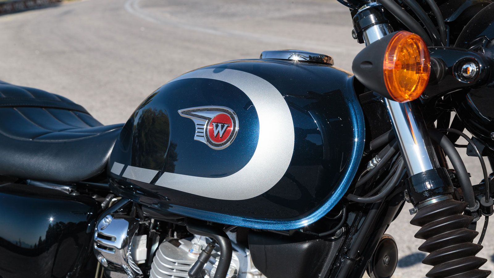 Το σχήμα «δάκρυ»του ρεζερβουάρ με το τρισδιάστατο έμβλημα, τα στρογγυλά όργανα με ενσωματωμένη LCD οθόνη και οι ακτινωτοί τροχοί 18 ιντσών εμπρός και 