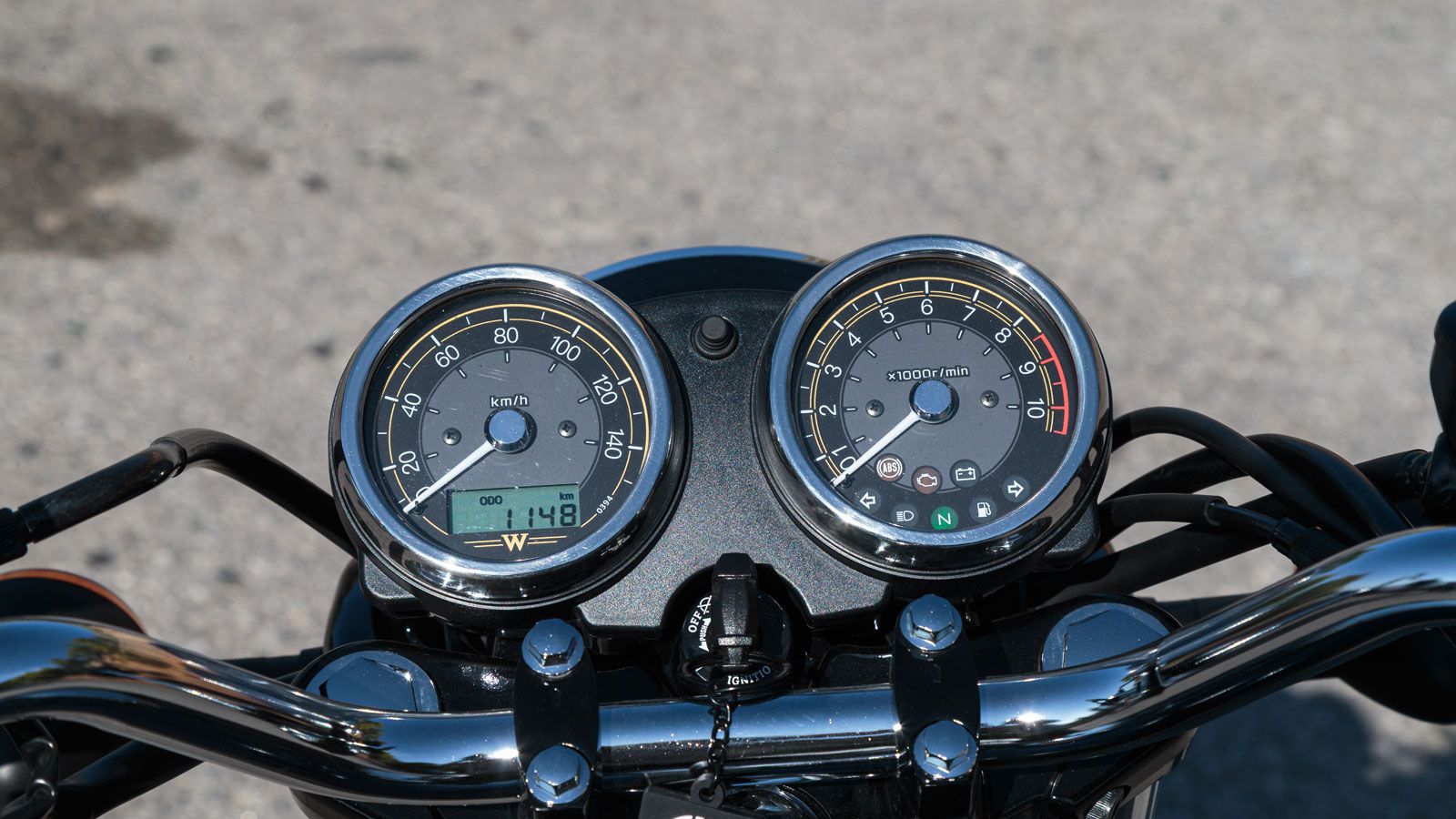 Η εργονομία ενισχύεται από τα όργανα σε ρετρό στυλ που αναγράφουν χιλιόμετρα και στροφές του κινητήρα, με δύο στρογγυλούς μετρητές που φιλοξενούν στο 