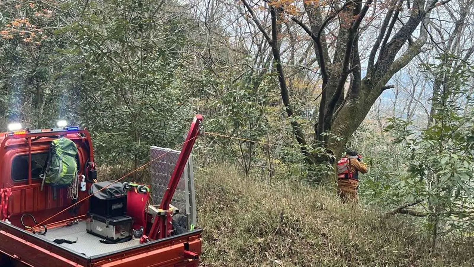 Πάνω τους έχουν τοποθετηθεί ειδικά εργαλεία διάσωσης, όπως συμπαγείς υδραυλικοί γερανοί, μεγάλα βαρούλκα και συστήματα τροχαλιών υψηλής αντοχής. 
