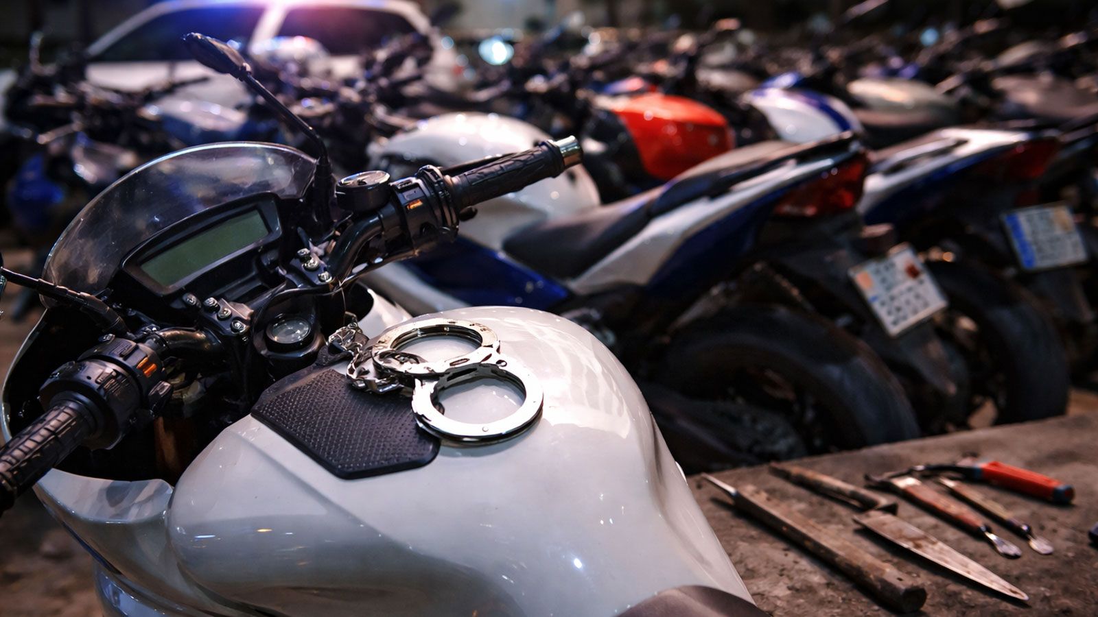 Συνολικά συνελήφθησαν τρεις ημεδαποί, ένας ενήλικος και δύο 17χρονοι, ενώ σχηματίστηκε σε βάρος τους δικογραφία κακουργηματικού χαρακτήρα για εγκληματ