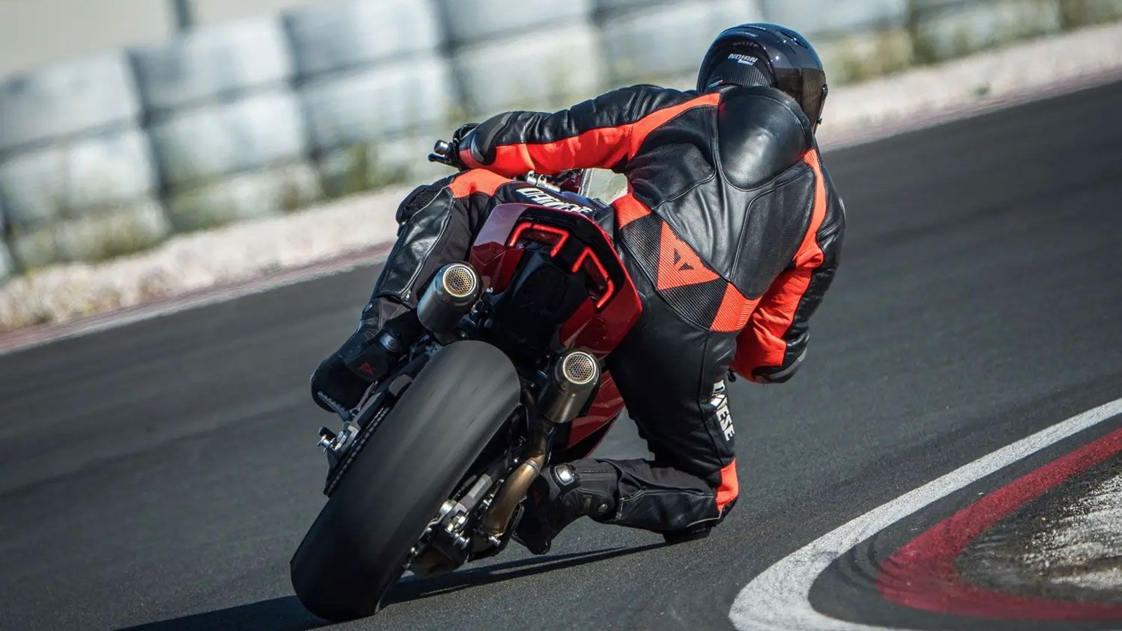 Πρώτα μαθαίνεις να στρίβεις σωστά, να νιώθεις τη μοτοσυκλέτα και να έχεις έλεγχο. Όταν αυτά μπουν στη θέση τους, το ξύσιμο γονάτου έρχεται φυσικά.