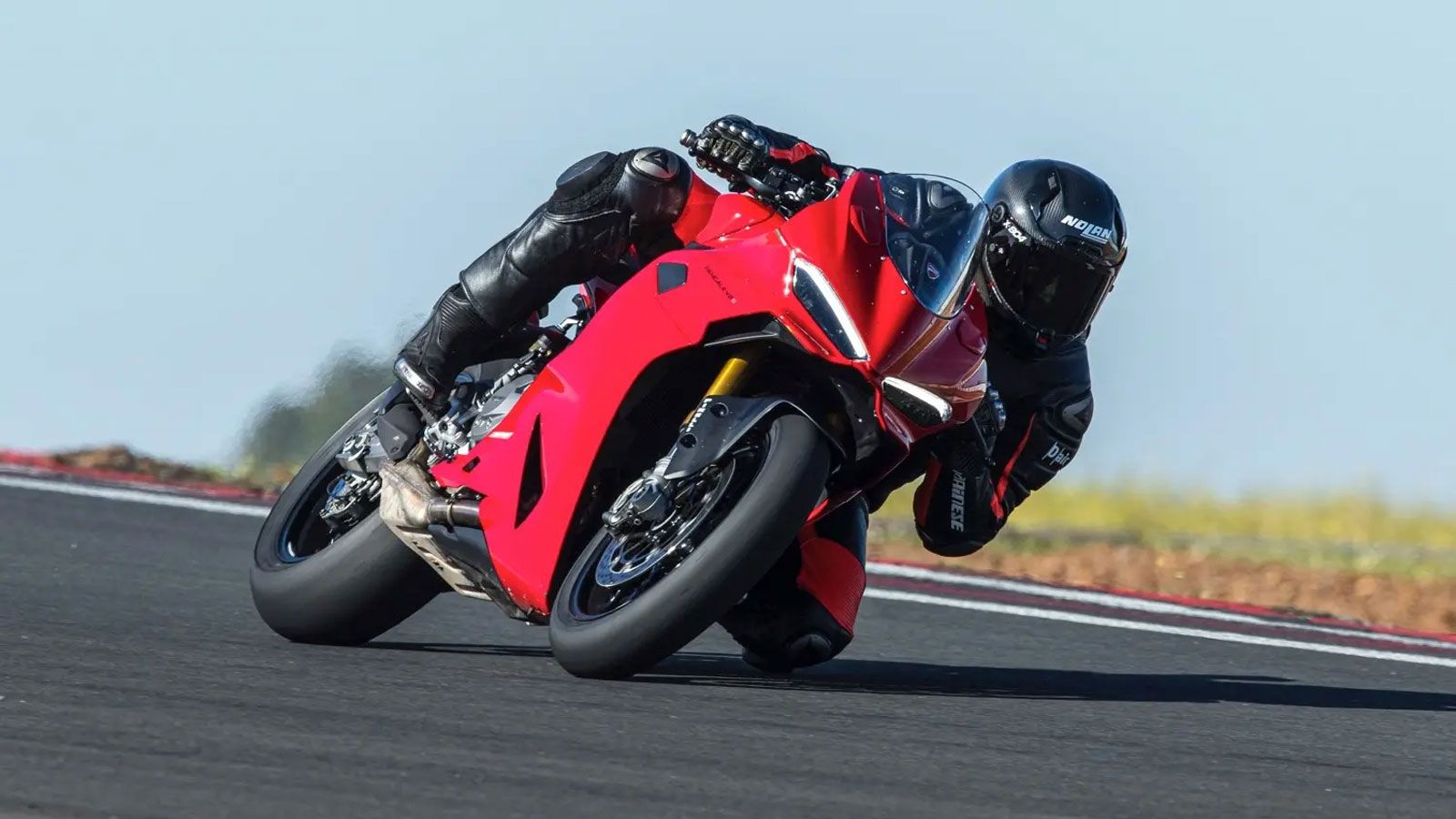 Επιπλέον, για να φτάσεις σε γωνίες κλίσης που επιτρέπουν γόνατο στην άσφαλτο, συνήθως χρειάζεται ρυθμός που ξεπερνά κατά πολύ τα όρια ασφαλείας δρόμου