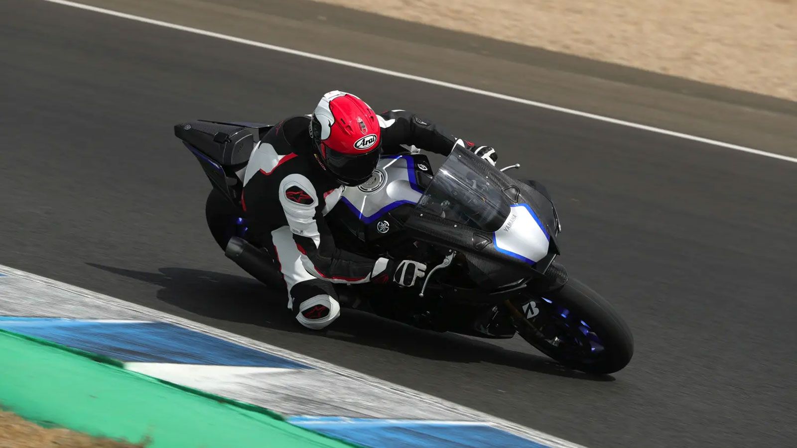 Στην πίστα όμως υπάρχουν διαφυγές, γνωστή χάραξη, καθαρή επιφάνεια και πολύ μεγαλύτερα περιθώρια ασφαλείας. Εκεί μπορείς να μάθεις σωστά την τεχνική.